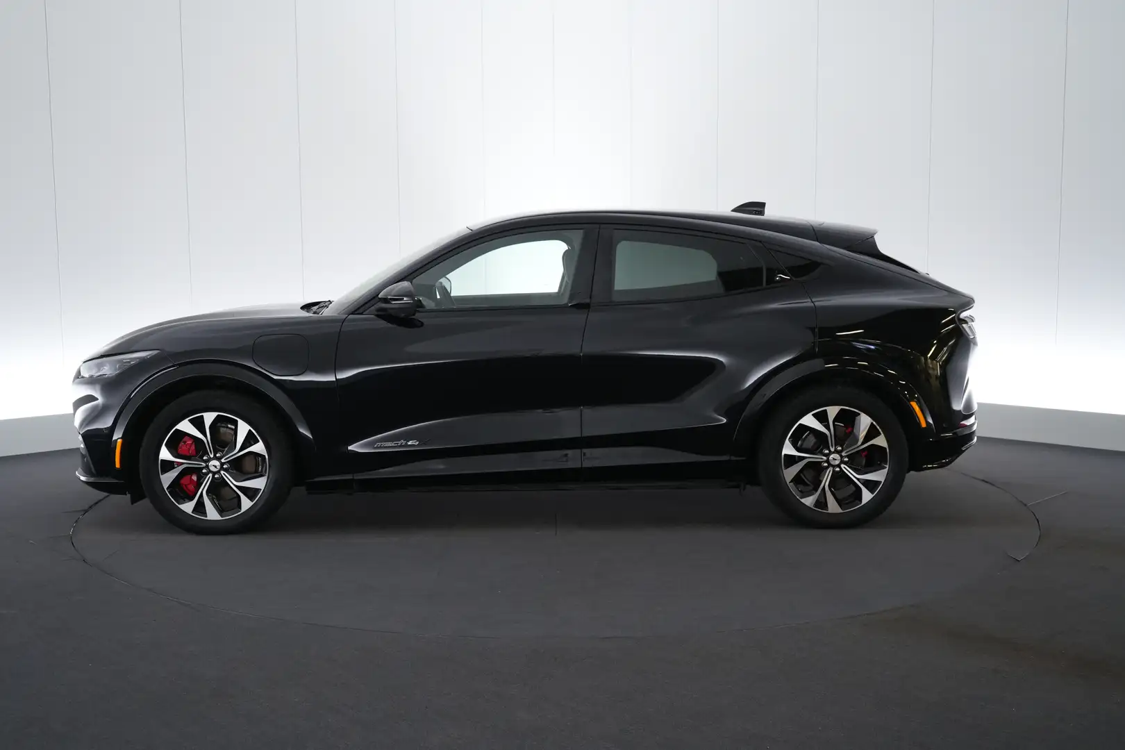 Ford Mustang Mach-E Extended Range 4WD Technology+ LEDER BLIS ACC B&O Černá - 2