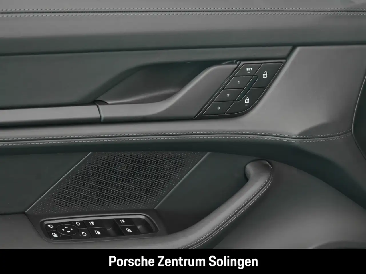 Porsche Taycan Sport Turismo Black Edition PANO Beifahrer SportDe 13