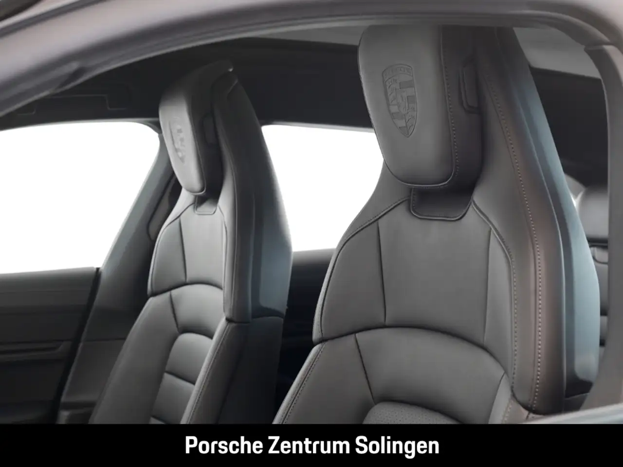 Porsche Taycan Sport Turismo Black Edition PANO Beifahrer SportDe 16