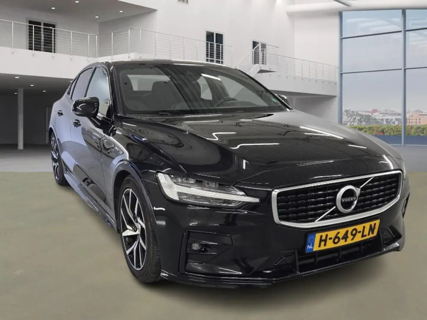 Volvo S60 2.0 T4 R-Design / 211 pk / NL PRIJS 26999 Černá - 2