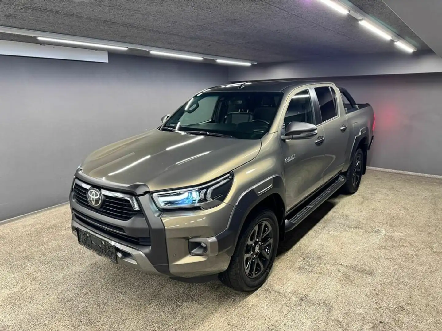 Toyota Hilux Double Cab Active 4x4 Braun - 1