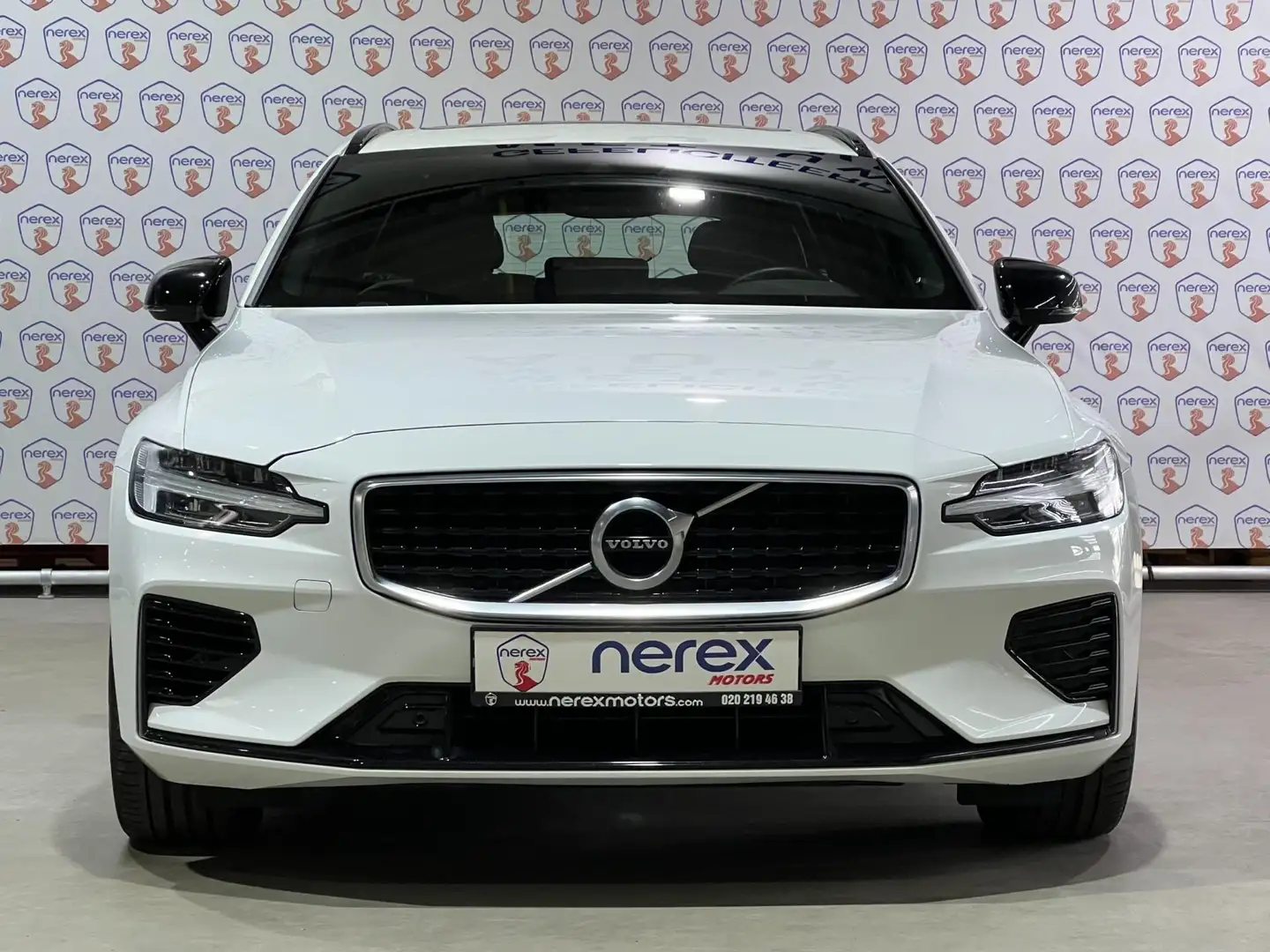 Volvo V60 2.0 T8 Twin Engine AWD R-Design/PANO/CAMERA/BLIS/A Wit - 2