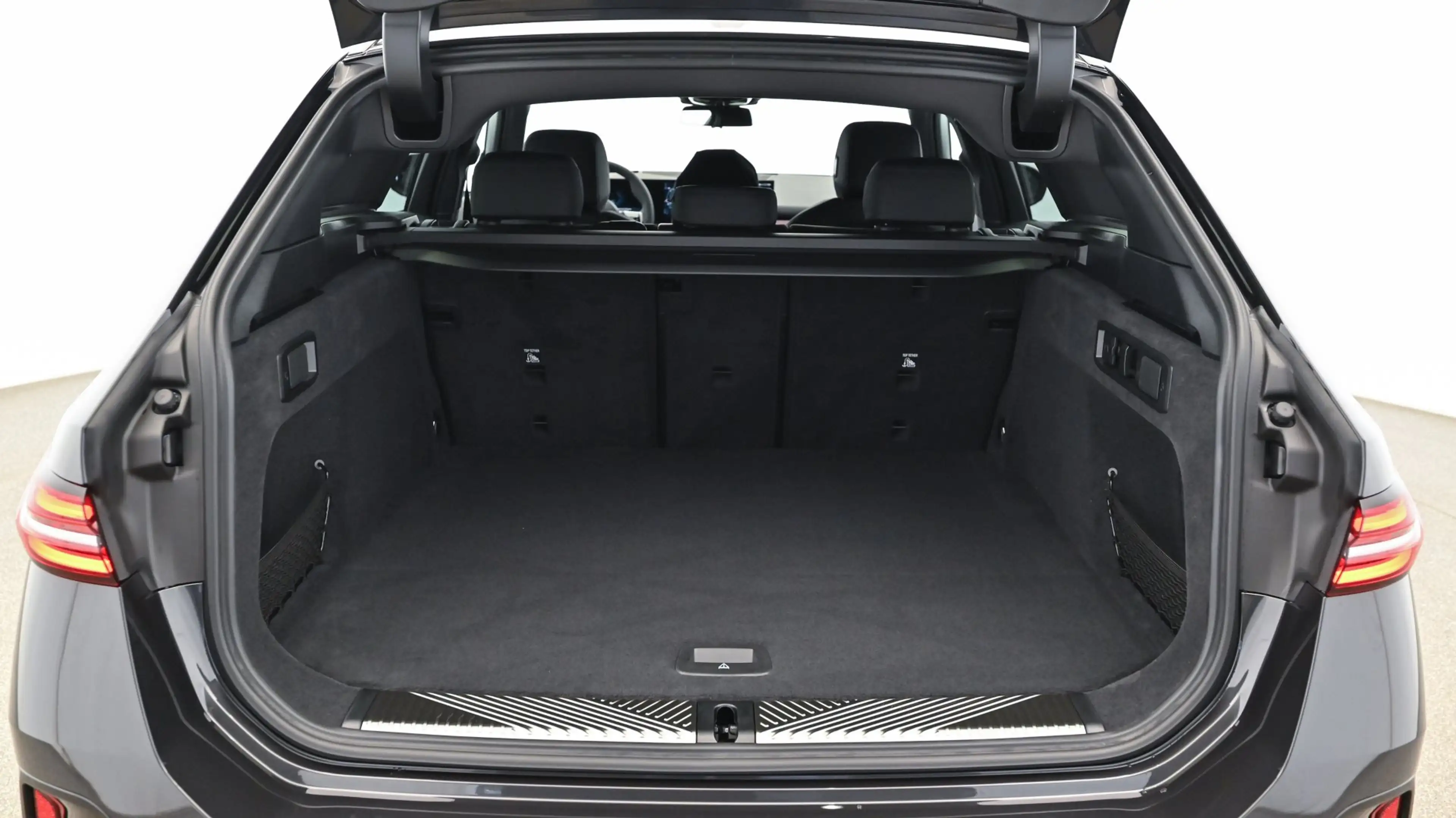 BMW i5 xDrive40 — photo 6