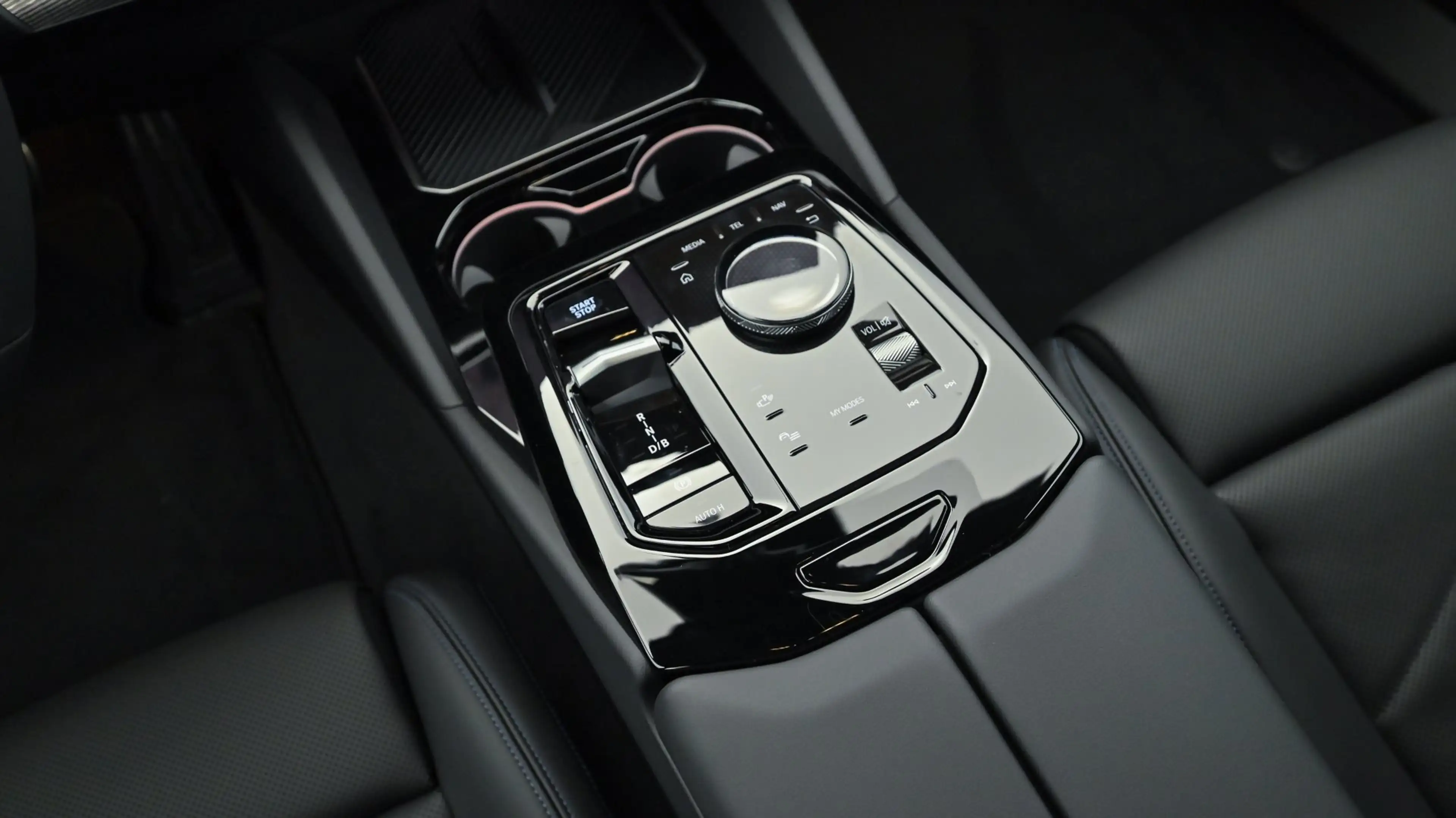 BMW i5 xDrive40 — photo 11