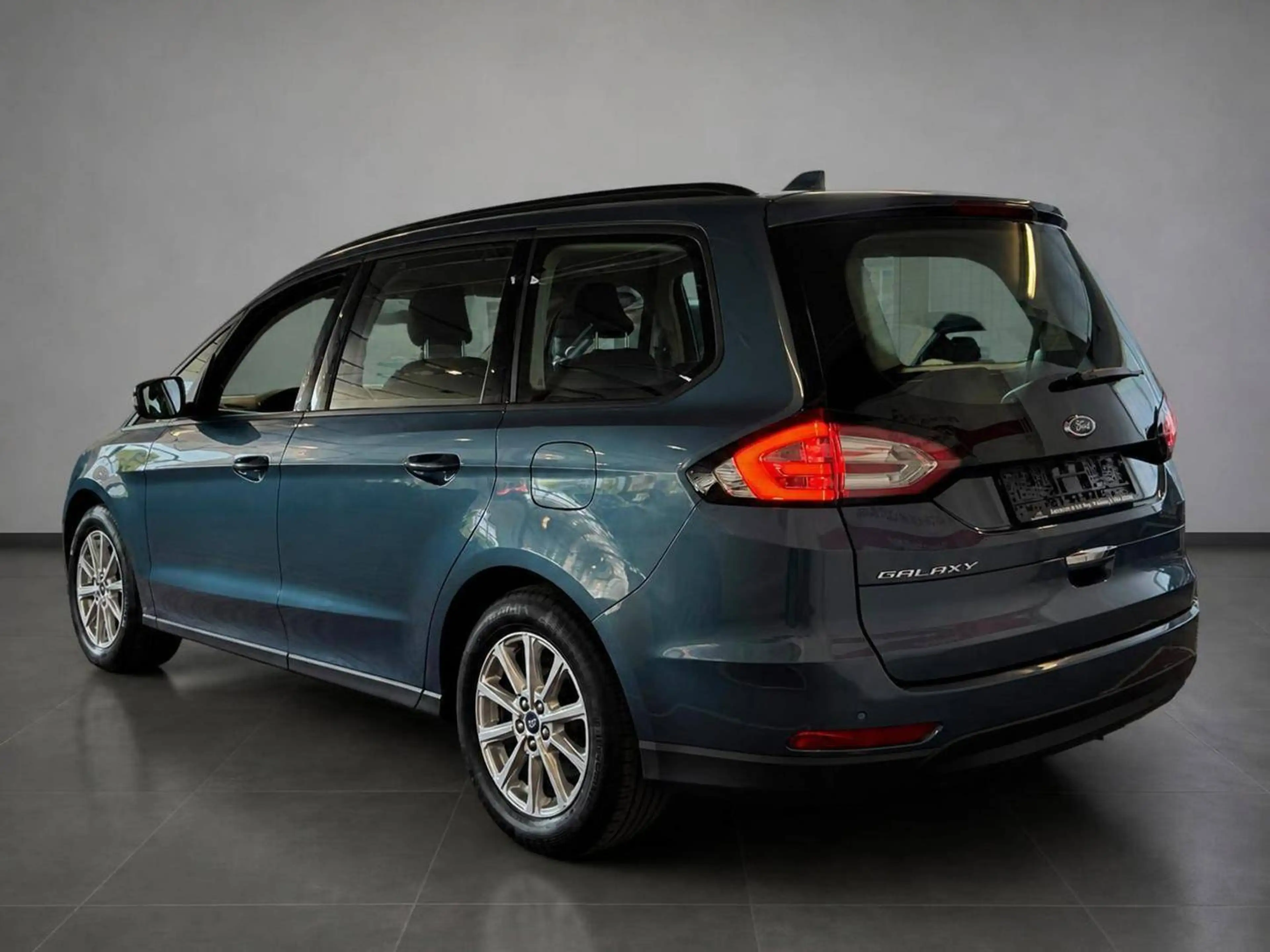 Ford Galaxy Hybrid Titanium — photo 4