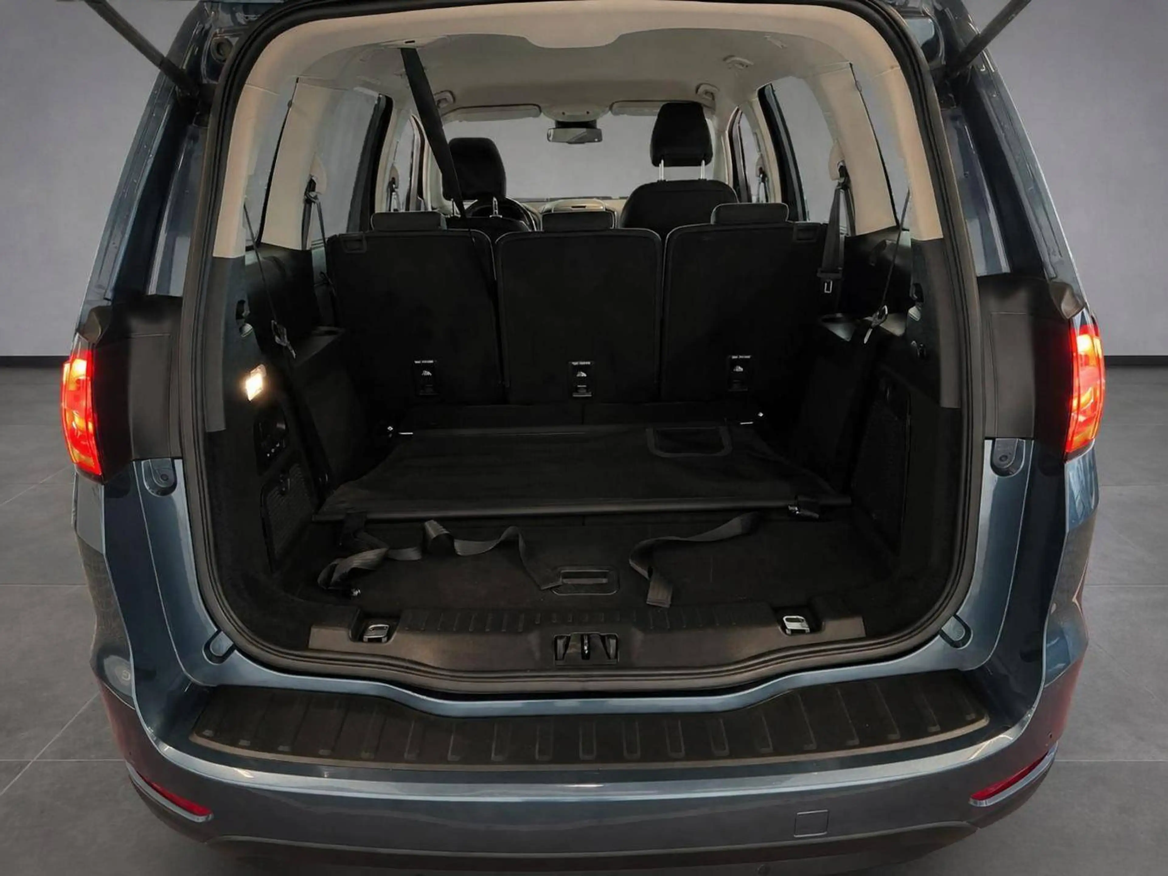 Ford Galaxy Hybrid Titanium — photo 7