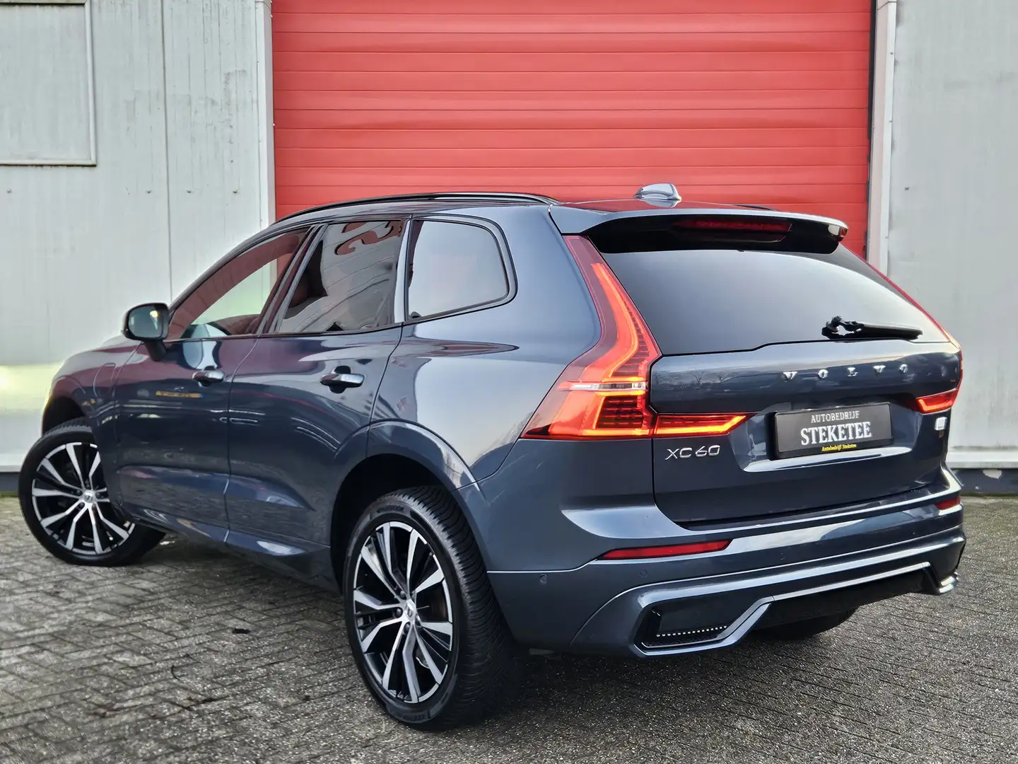 Volvo XC60 2.0 T8 Plug-in hybrid AWD Ultimate Dark R-Design | Blau - 2