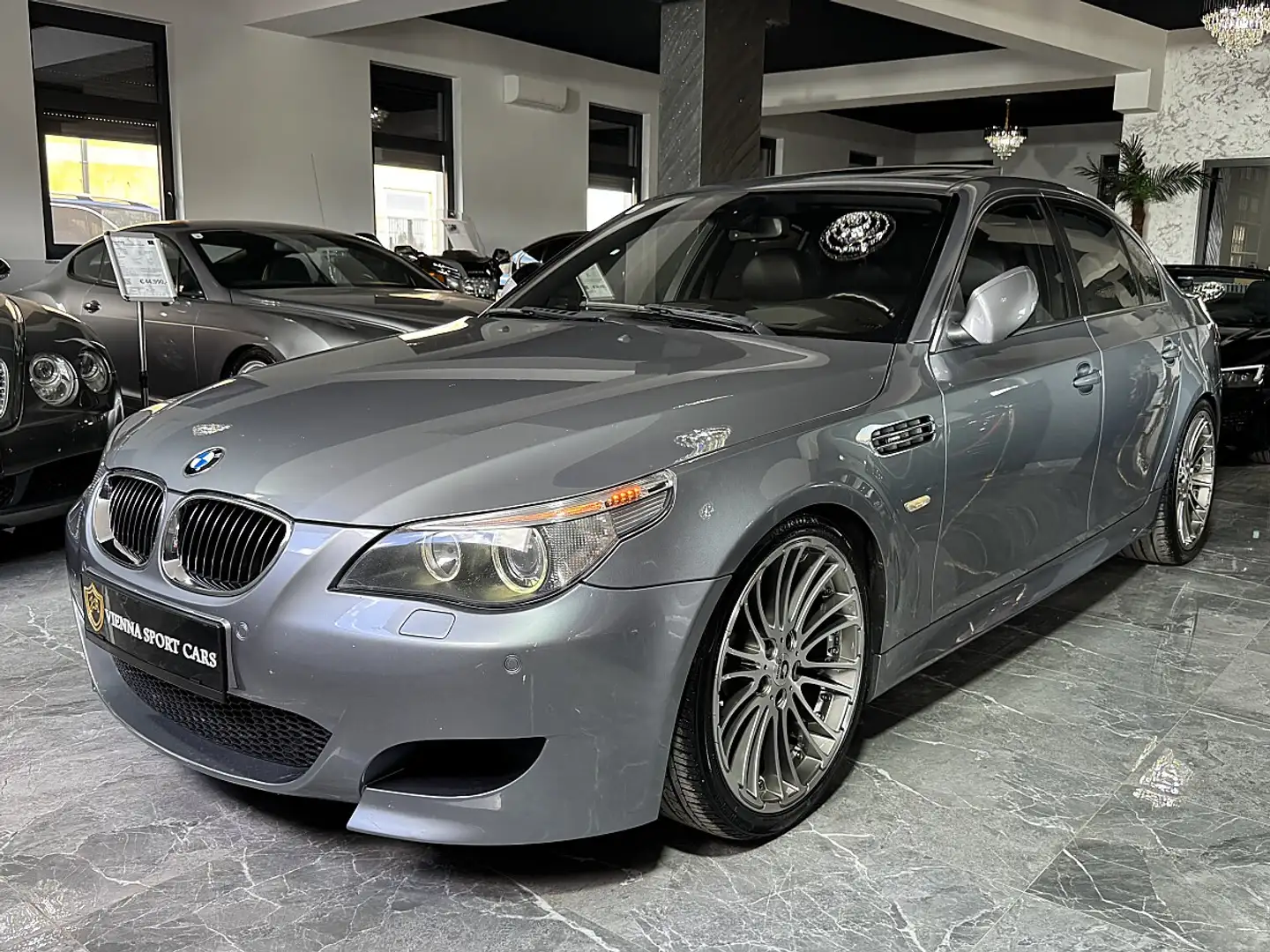 BMW M5 E60 V10 SMG*Wenig-KM*Vieles-Neu*Eisenmann-Race* Grau - 2