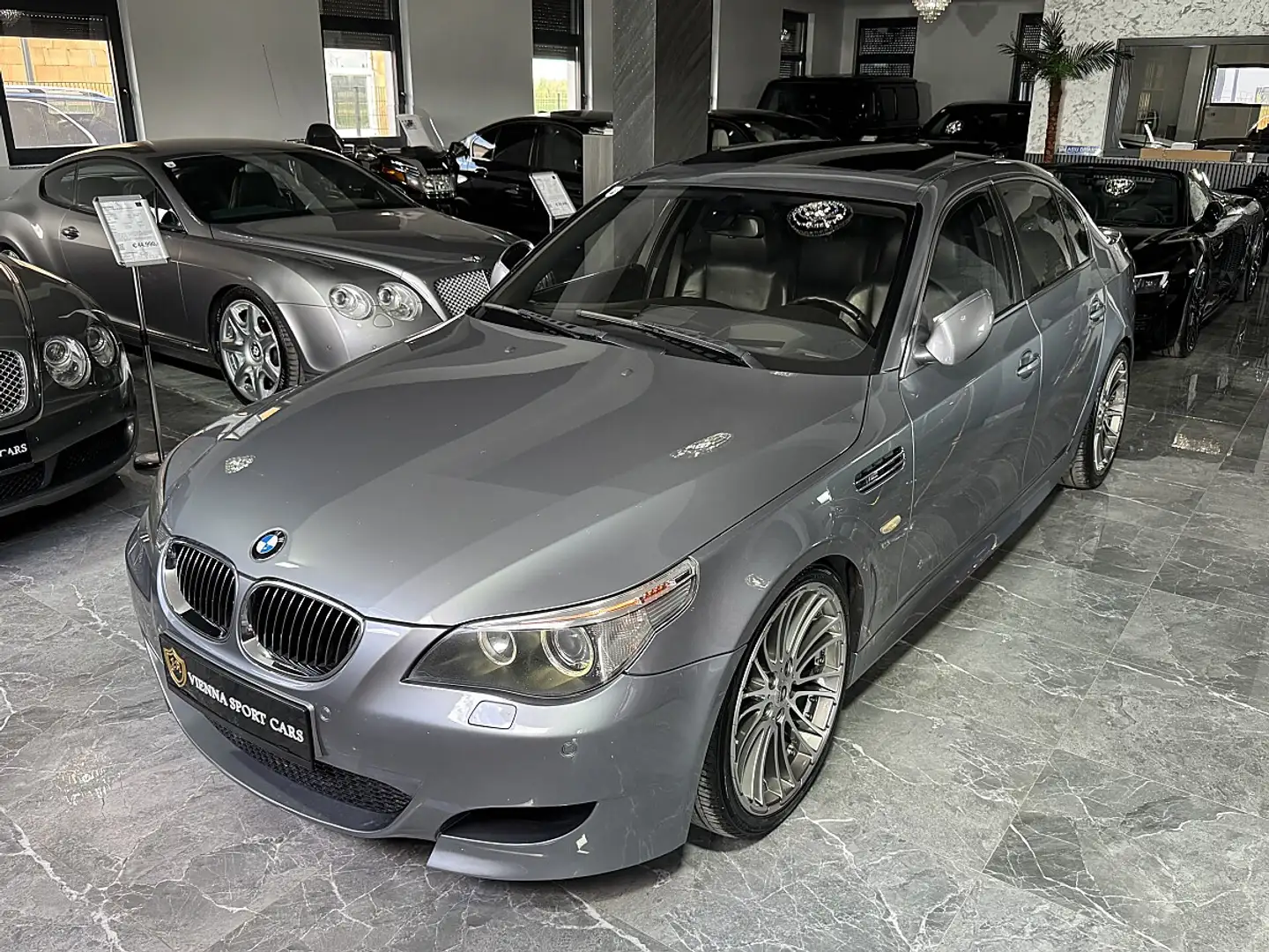 BMW M5 E60 V10 SMG*Wenig-KM*Vieles-Neu*Eisenmann-Race* Grau - 1