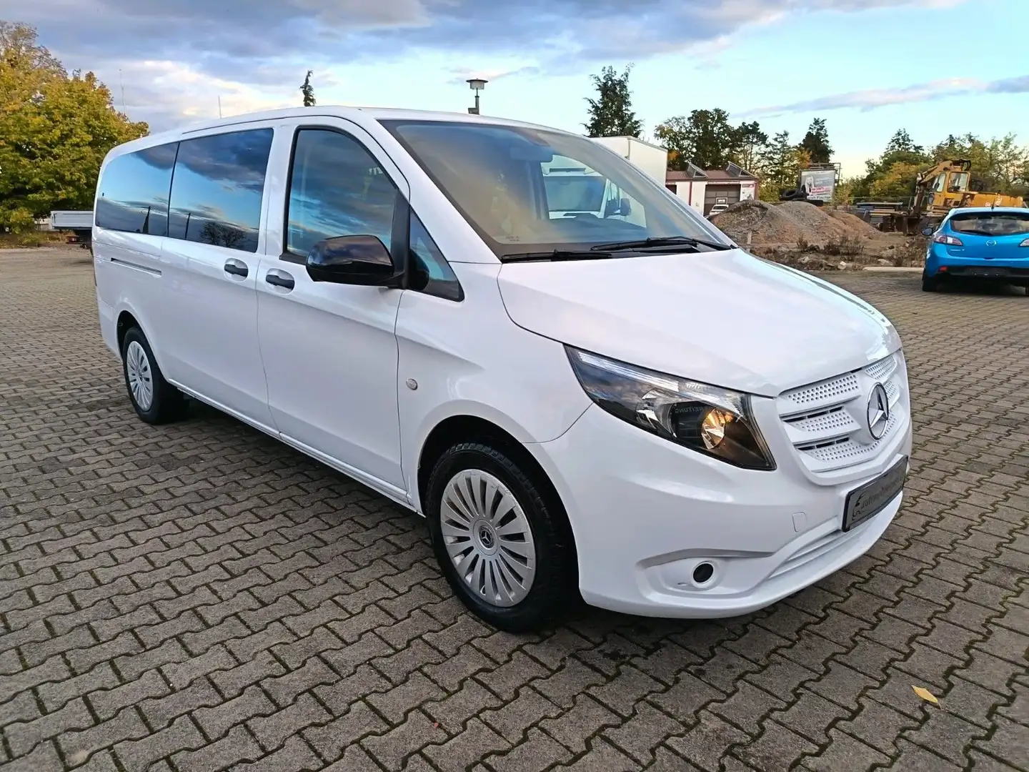 Mercedes-Benz Vito Tourer 116 CDI 4-MATIC 8-Sitzer extralang Weiß - 2