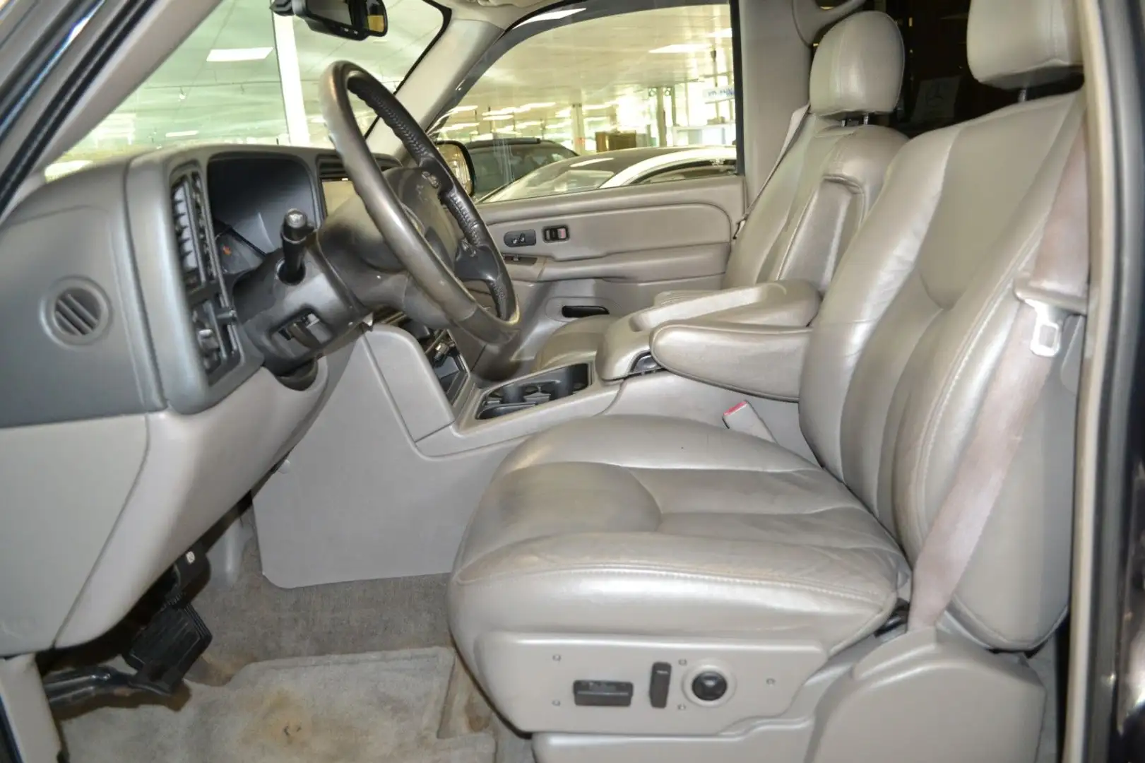 Chevrolet Tahoe LT 5.3L V8 4WD- 7-Sitze Schwarz - 2