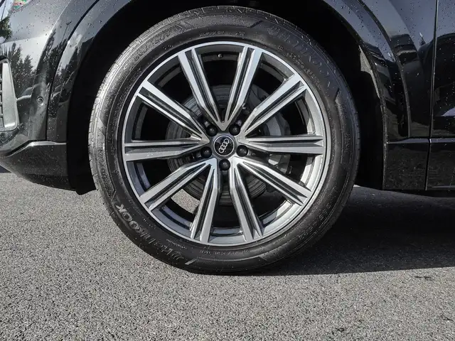 Audi Q8 view 7