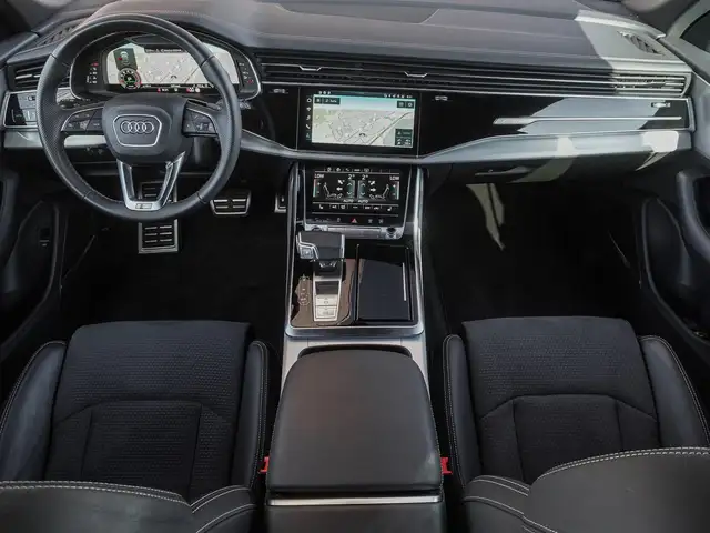 Audi Q8 view 10