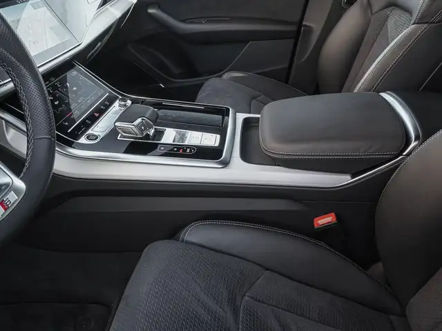 Audi Q8 view 15