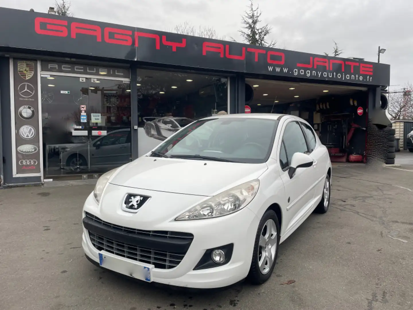 Peugeot 207 1.4 VTI URBAN MOVE 3P GPS Blanc - 1