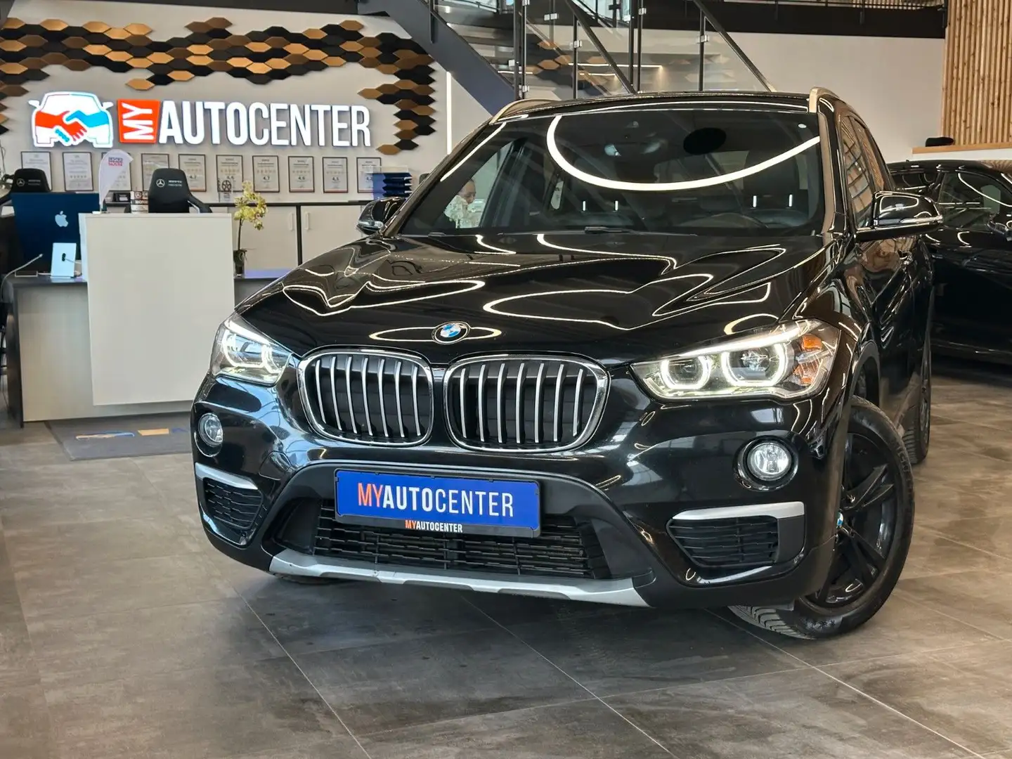 BMW X1 xDrive 18 d xLine *LED*TEMPOMAT*PDC*NAVI*HDC* Schwarz - 1