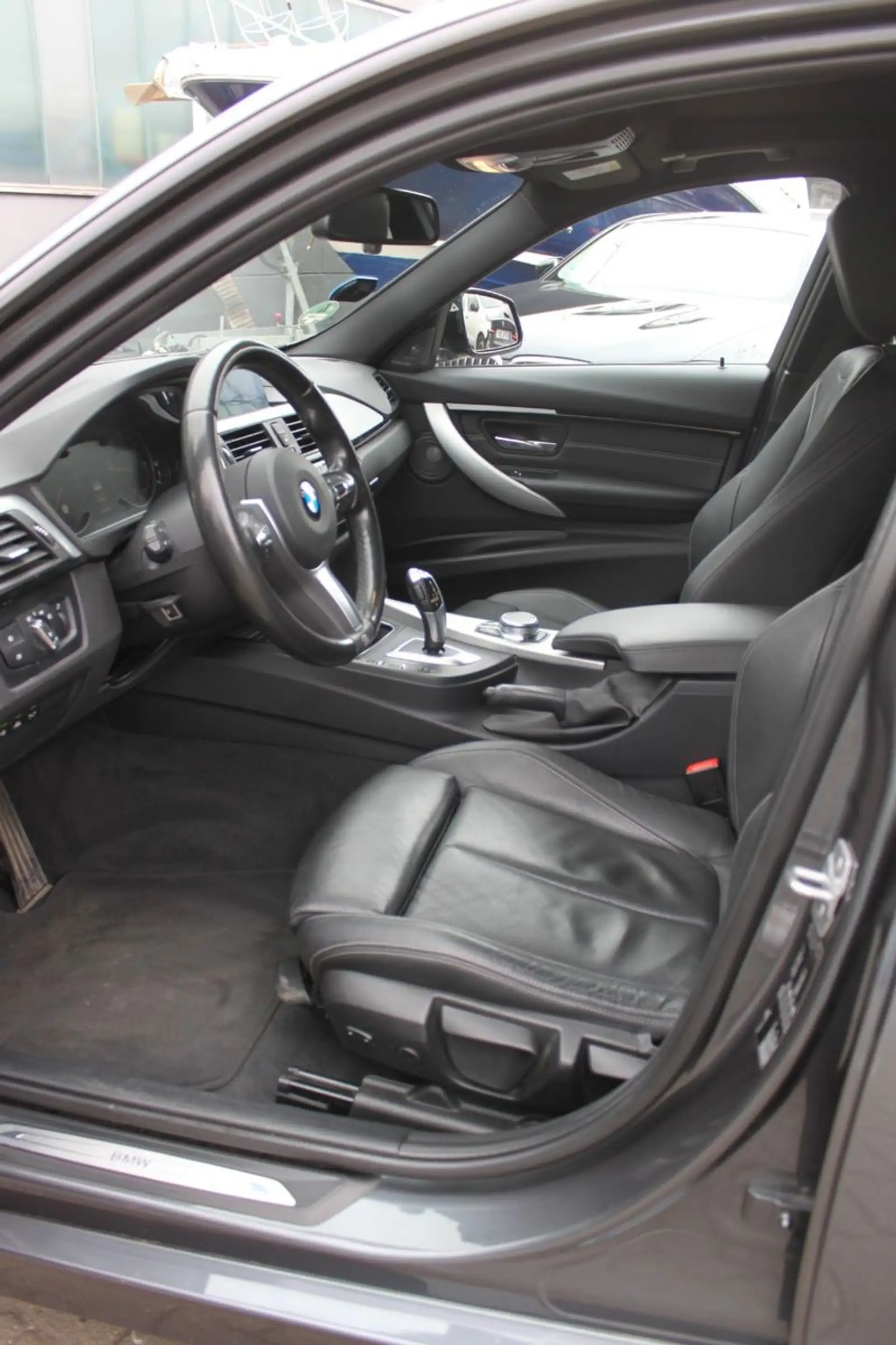 BMW 320 d Touring Sport Line Shadow M Lenker HUD — photo 8