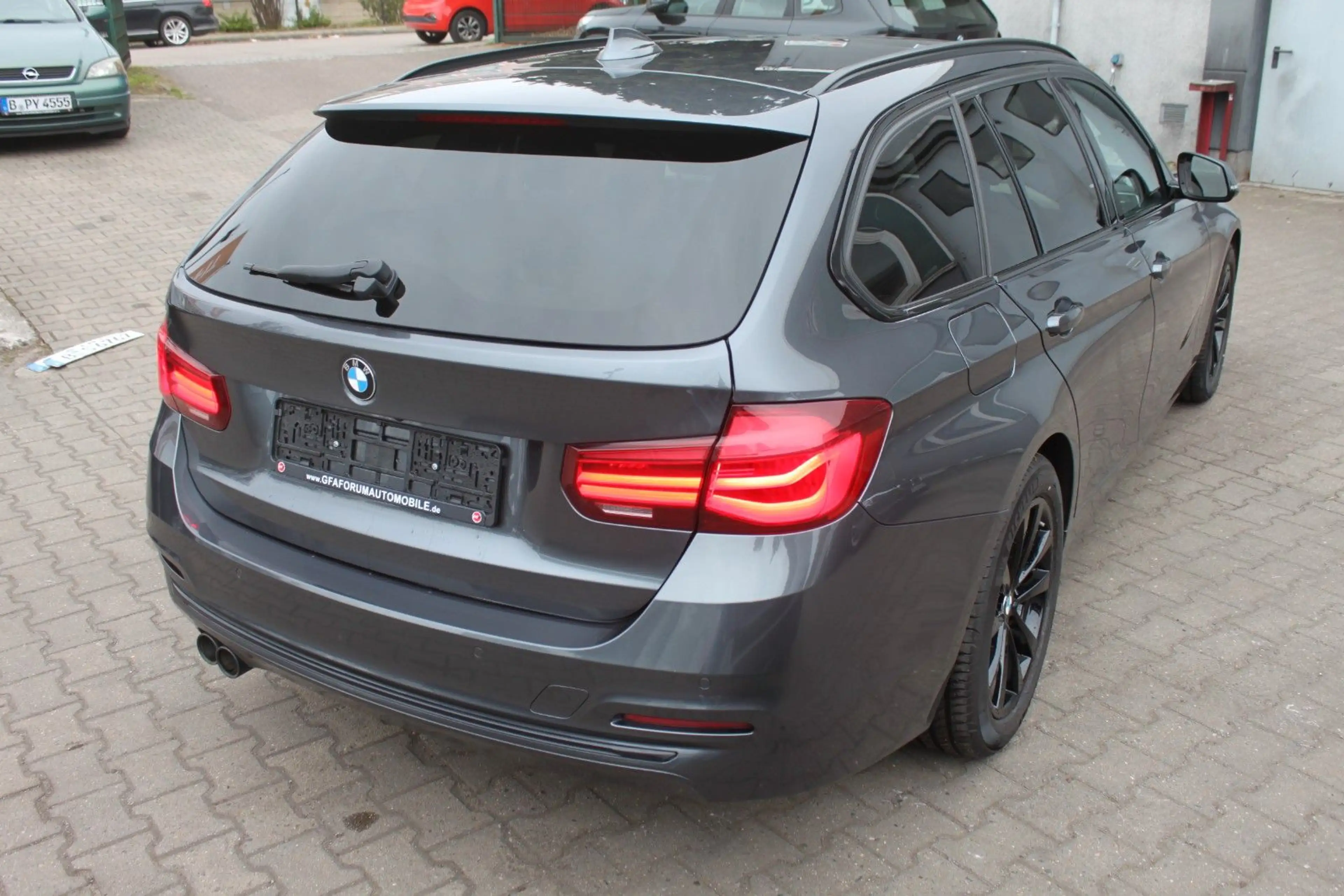 BMW 320 d Touring Sport Line Shadow M Lenker HUD — photo 3