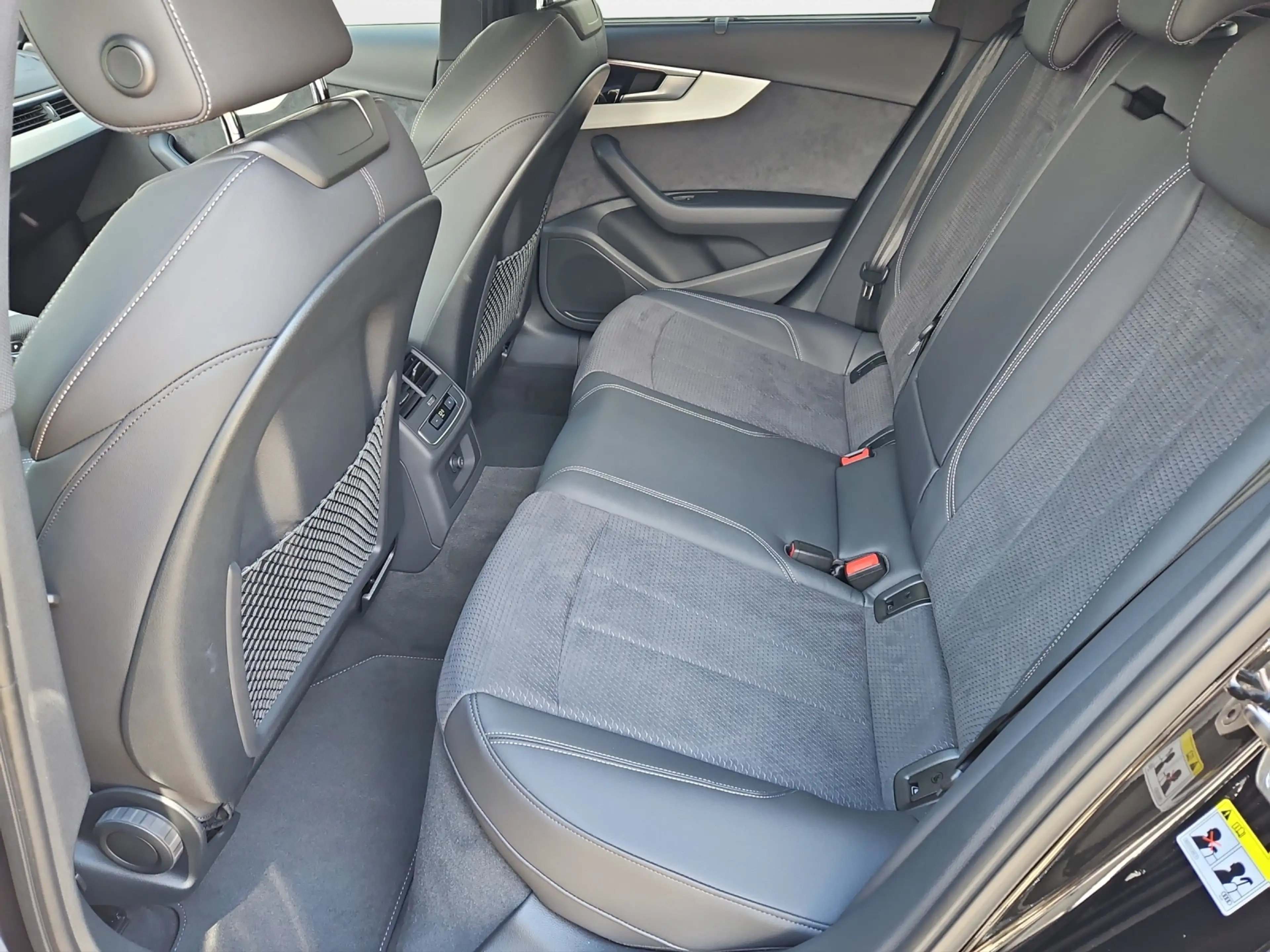 Audi A4 Avant 40 TFSI S tronic S line AHK Navi Pano LED... — photo 11