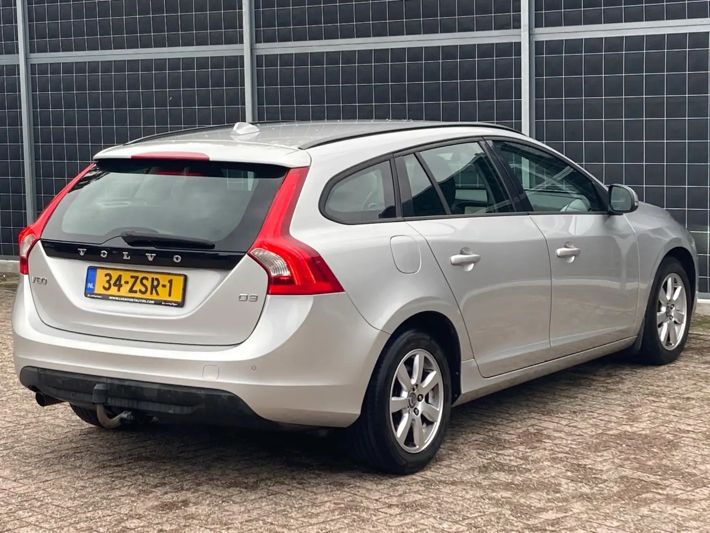 Volvo V60 2.0 D3 2.0 5cyl Grijs - 2