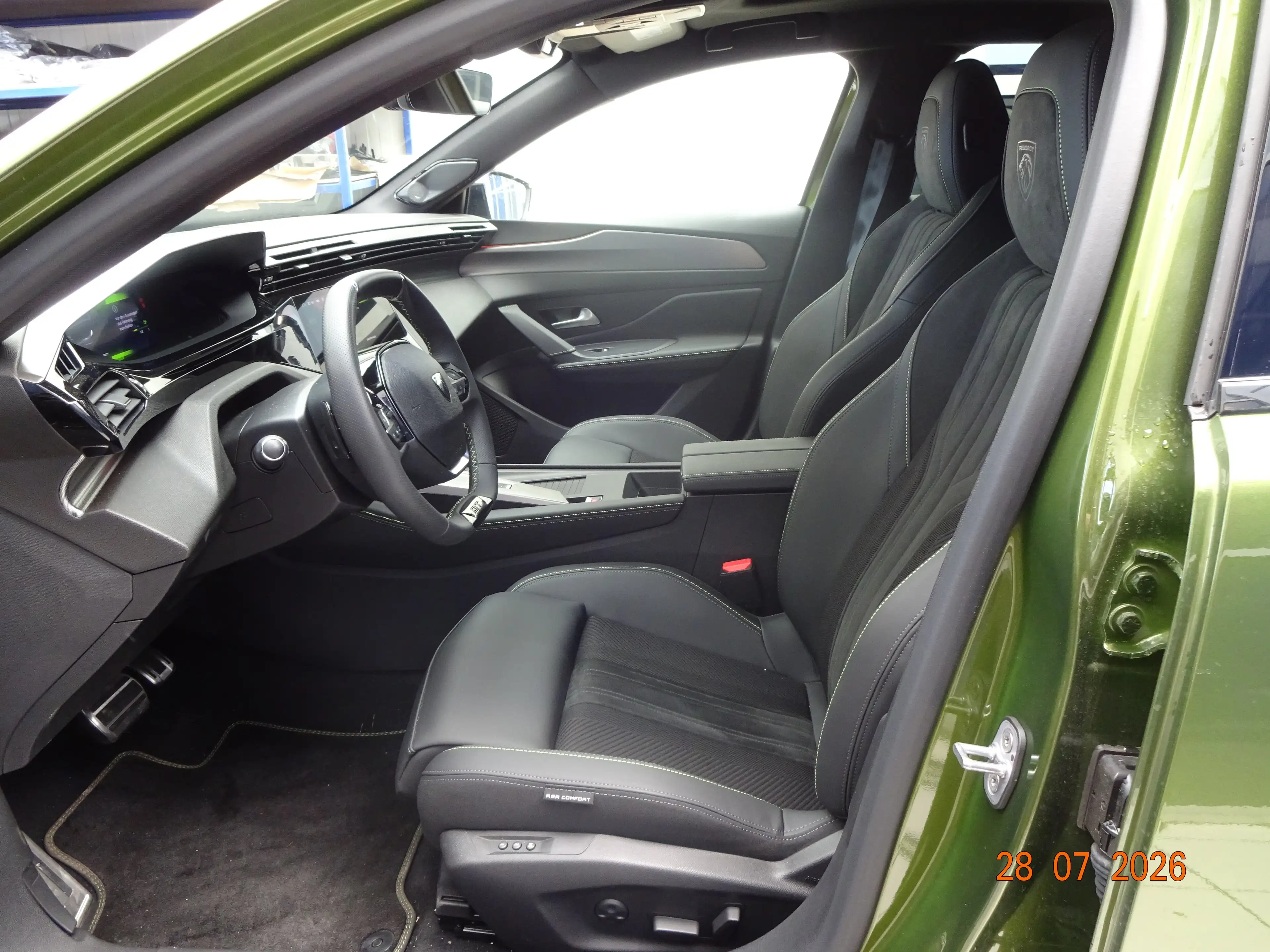 Peugeot 408 Hybrid 145 GT Exclusive — photo 10