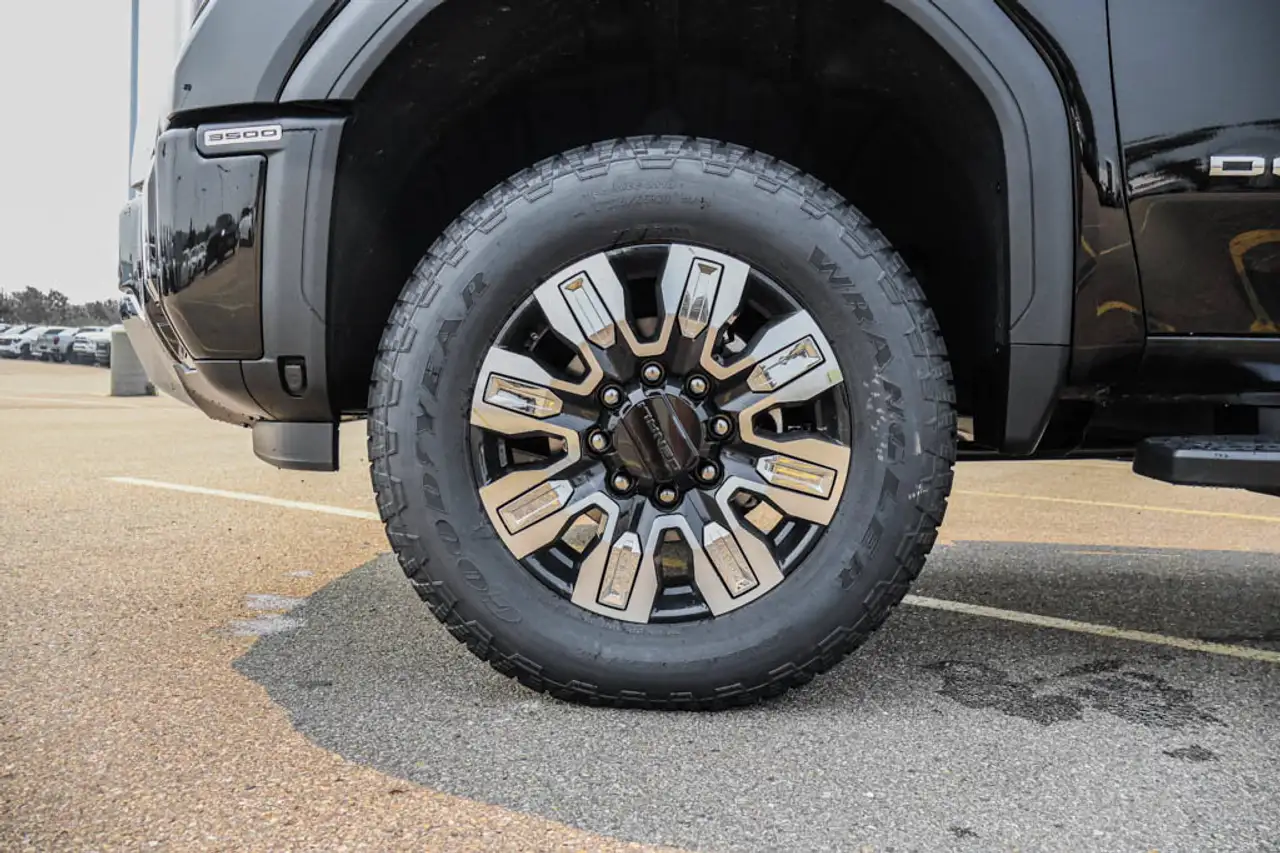 GMC Sierra 3500HD снимка GMC Sierra 3500HD