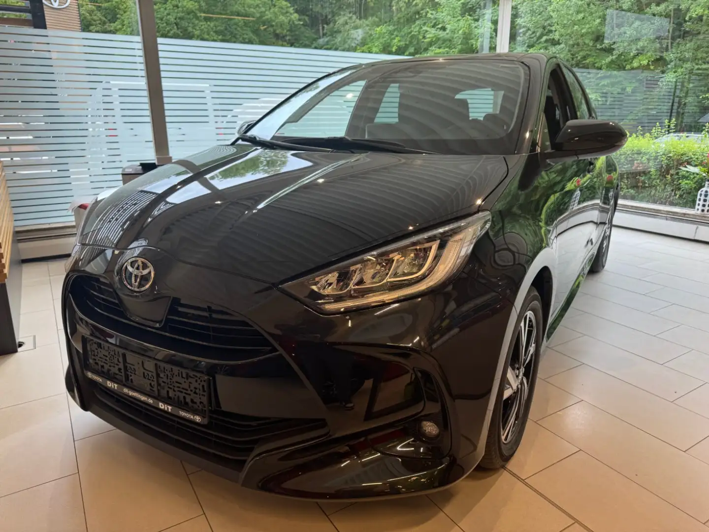 Toyota Yaris 1.5 Hybrid Klimaautomatik, Kamera, BT Schwarz - 2