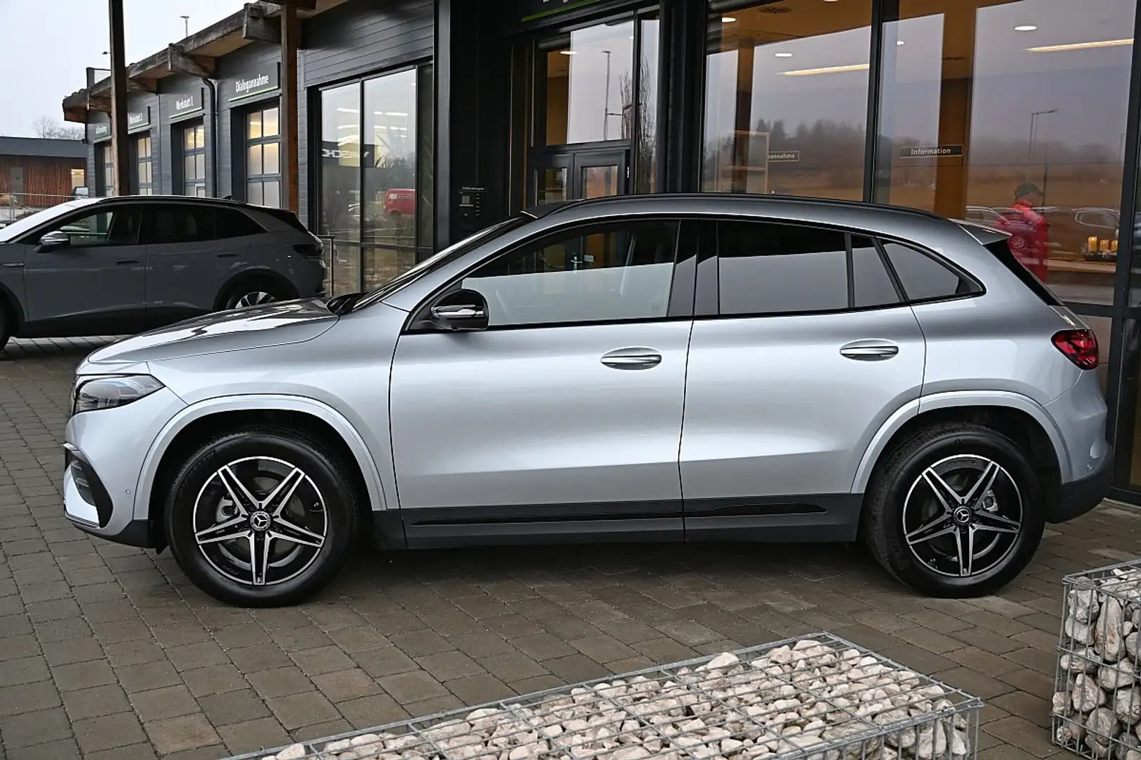 Mercedes-Benz EQA 300 66,5kWh 4Matic Aut. ACC, AHK elektr., 360 C... Argent - 2