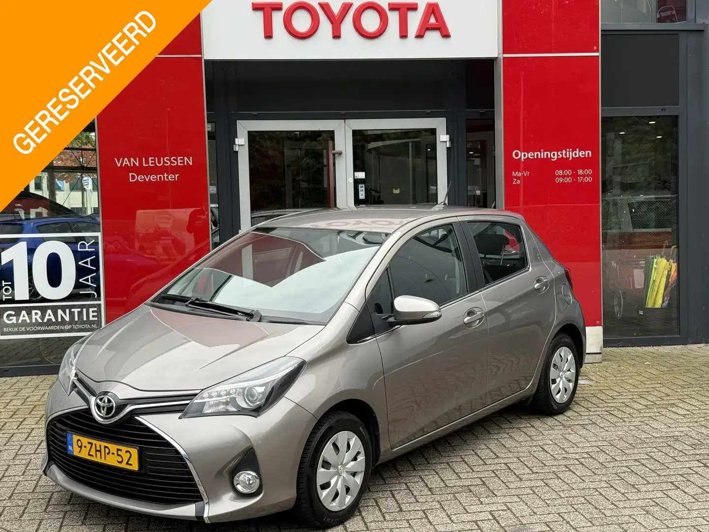 Toyota Yaris 1.0 VVT-i Aspiration NL-AUTO ALL SEASON BANDEN NAV Bruin - 1