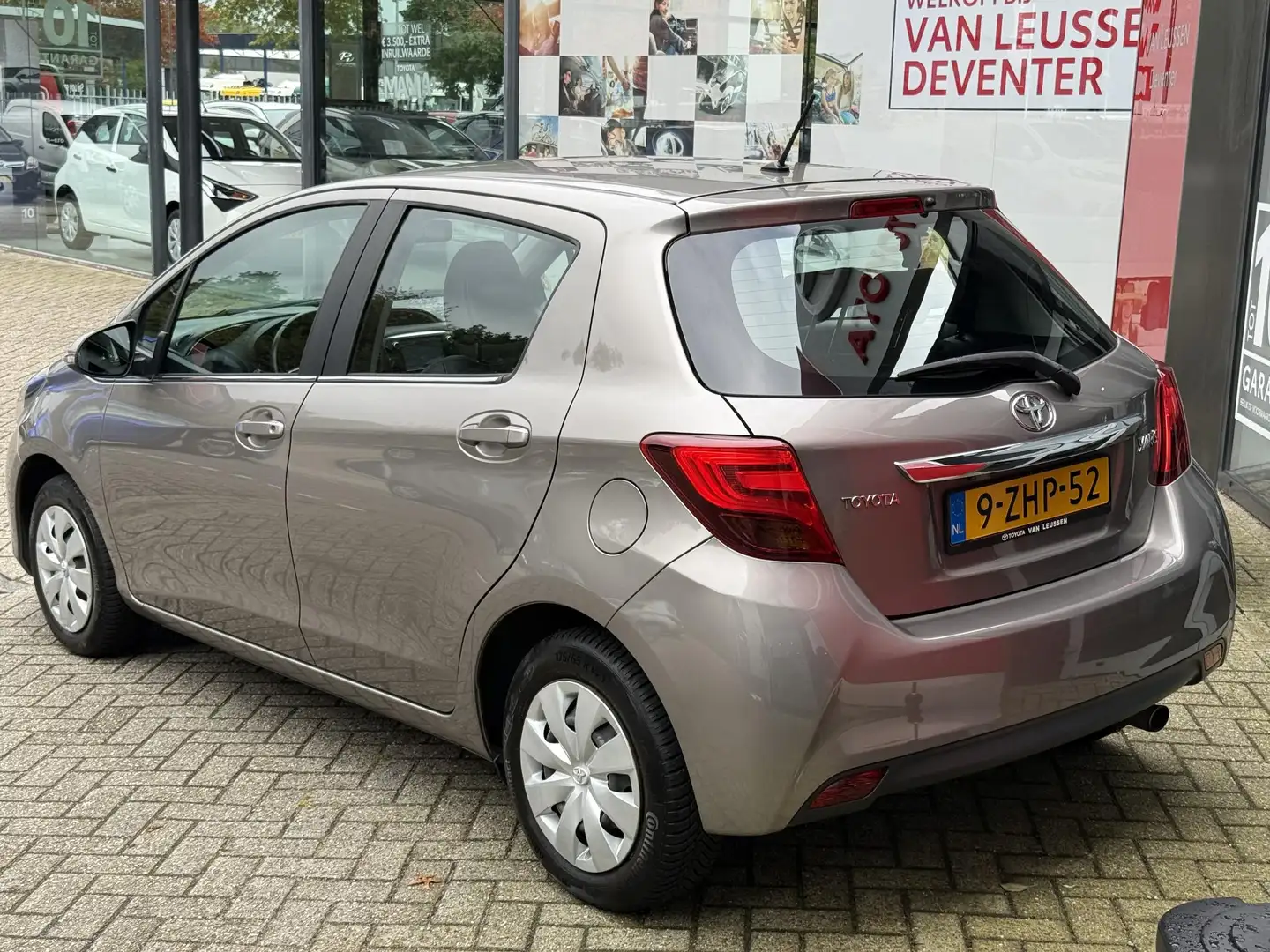 Toyota Yaris 1.0 VVT-i Aspiration NL-AUTO ALL SEASON BANDEN NAV Brun - 2