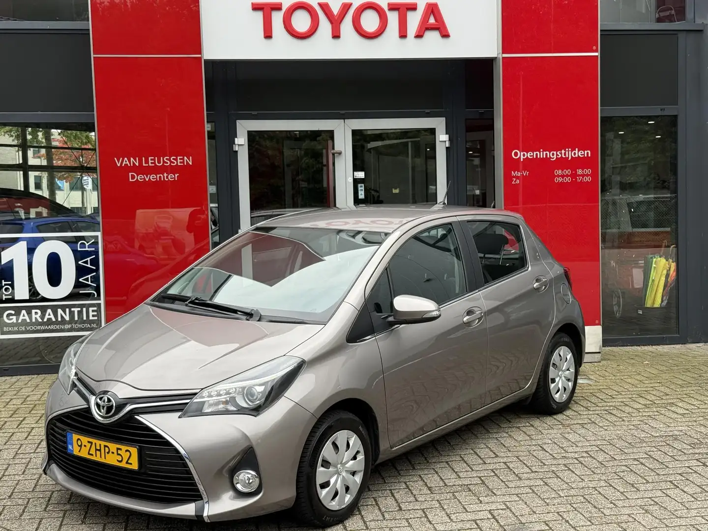 Toyota Yaris ASPIRATION 5-DEURS NL-AUTO ALL-SEASON NAVIGATIE CL Brun - 1