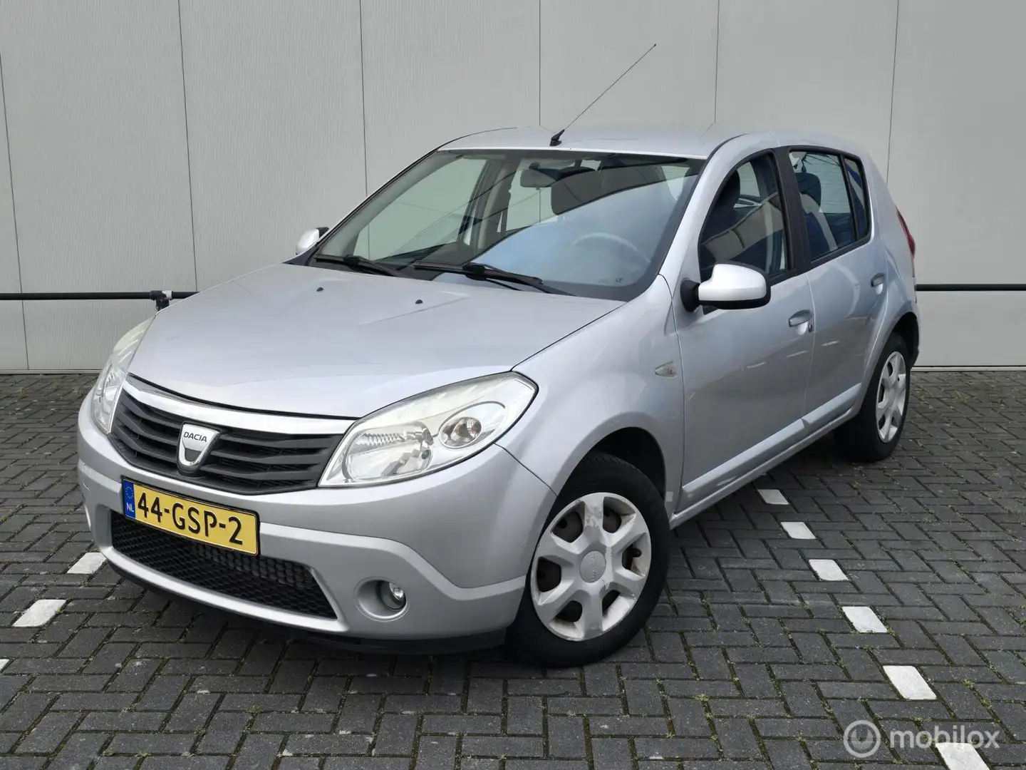 Dacia Sandero 1.6 Lauréate 127DKM! Nieuwe APK! Gris - 1