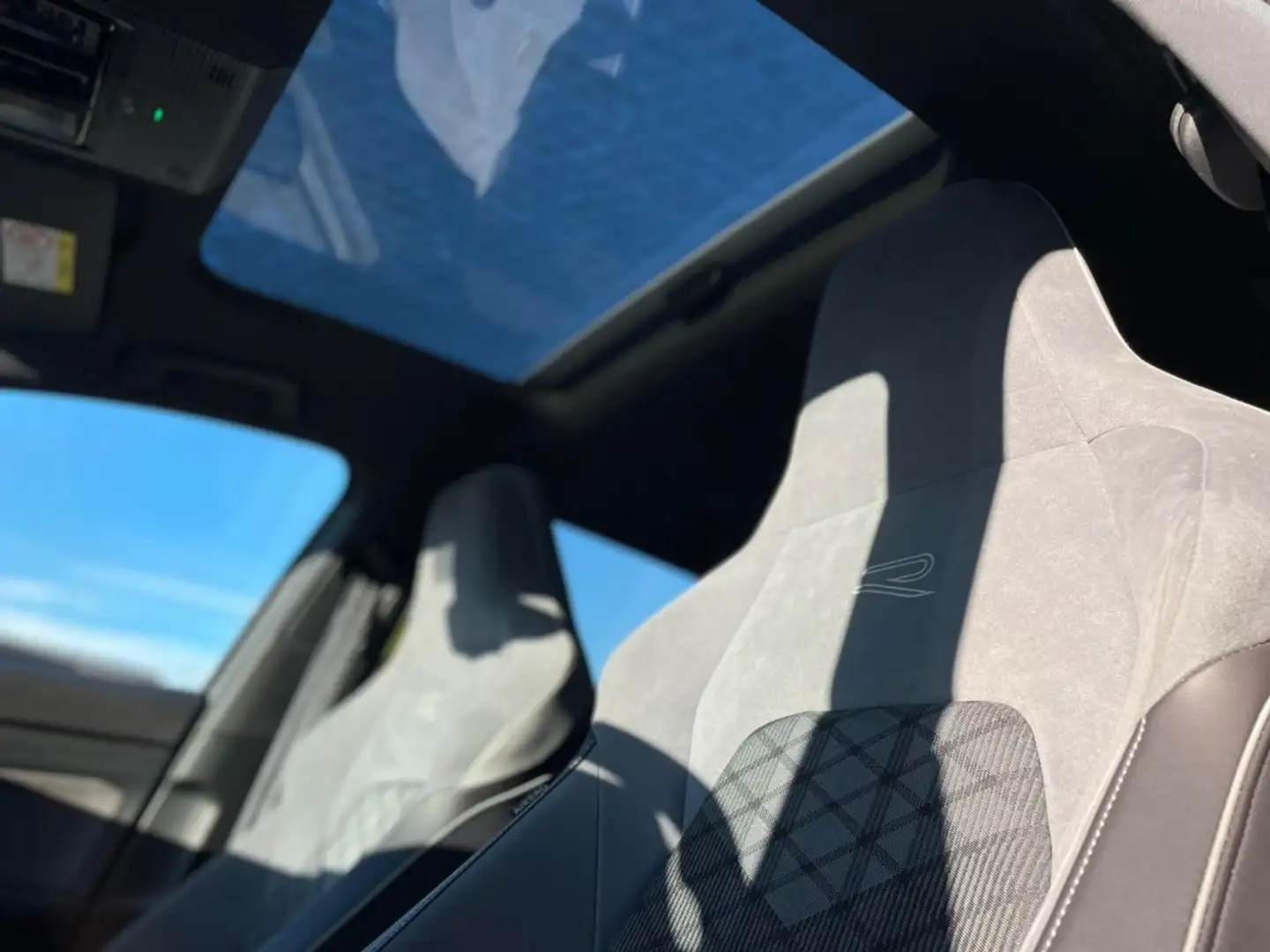 Volkswagen Golf 1.5 eTSI R-LINE, Trekhaak, Panoramadak, Carplay, I Gris - 2