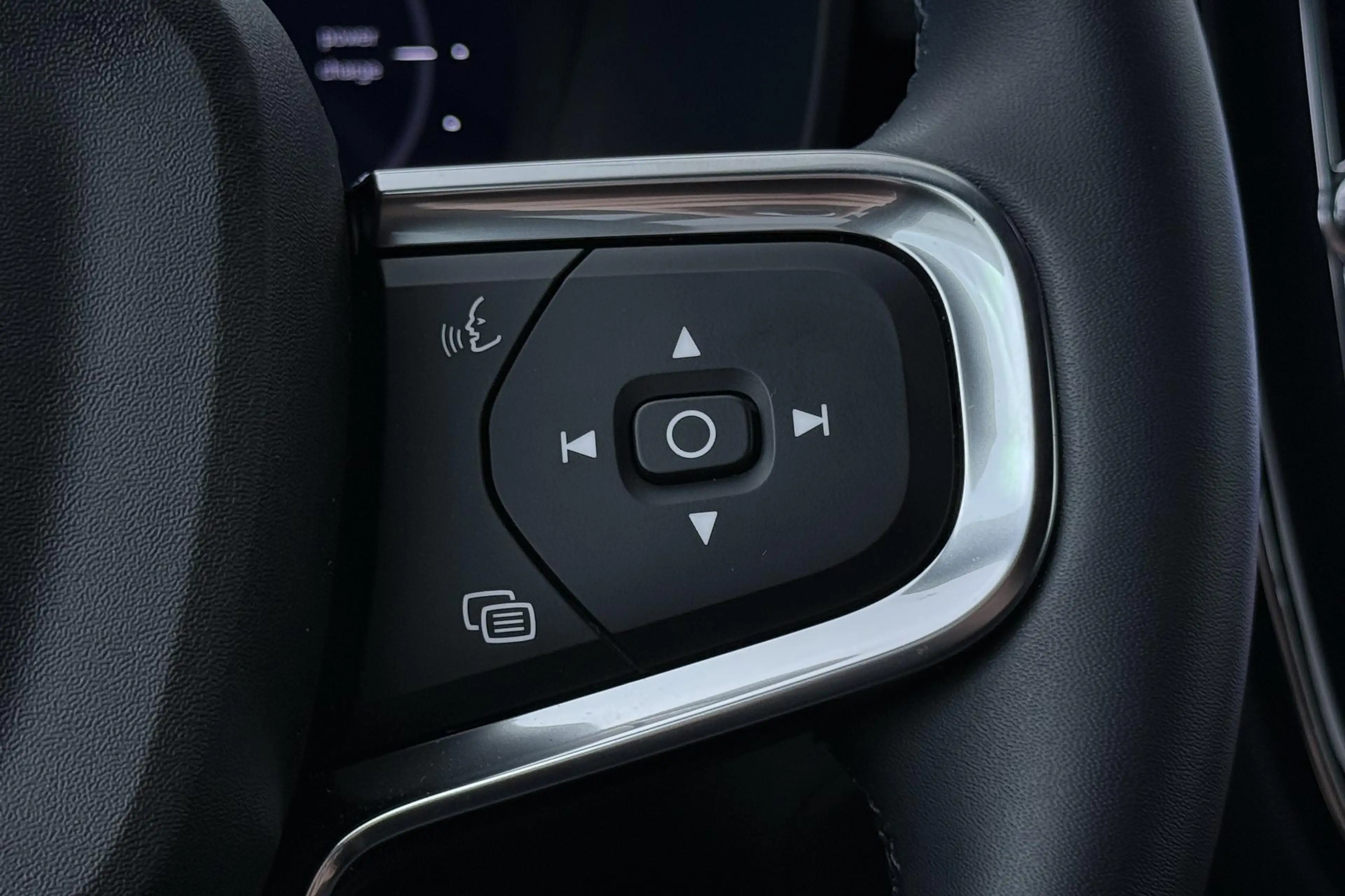Volvo EX40 Single Motor Extended Range Plus 82 kWh | Harman/K — photo 36