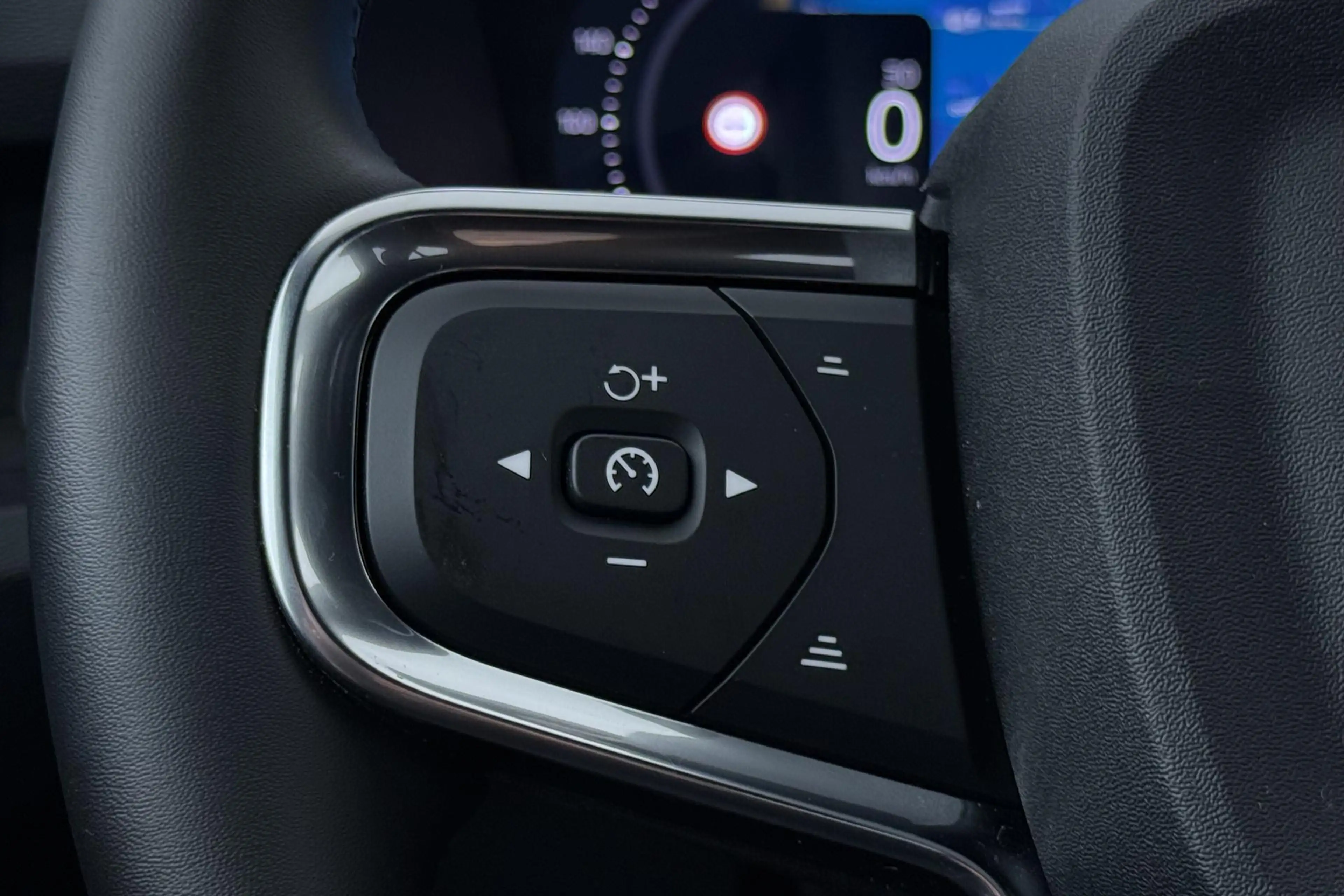 Volvo EX40 Single Motor Extended Range Plus 82 kWh | Harman/K — photo 35