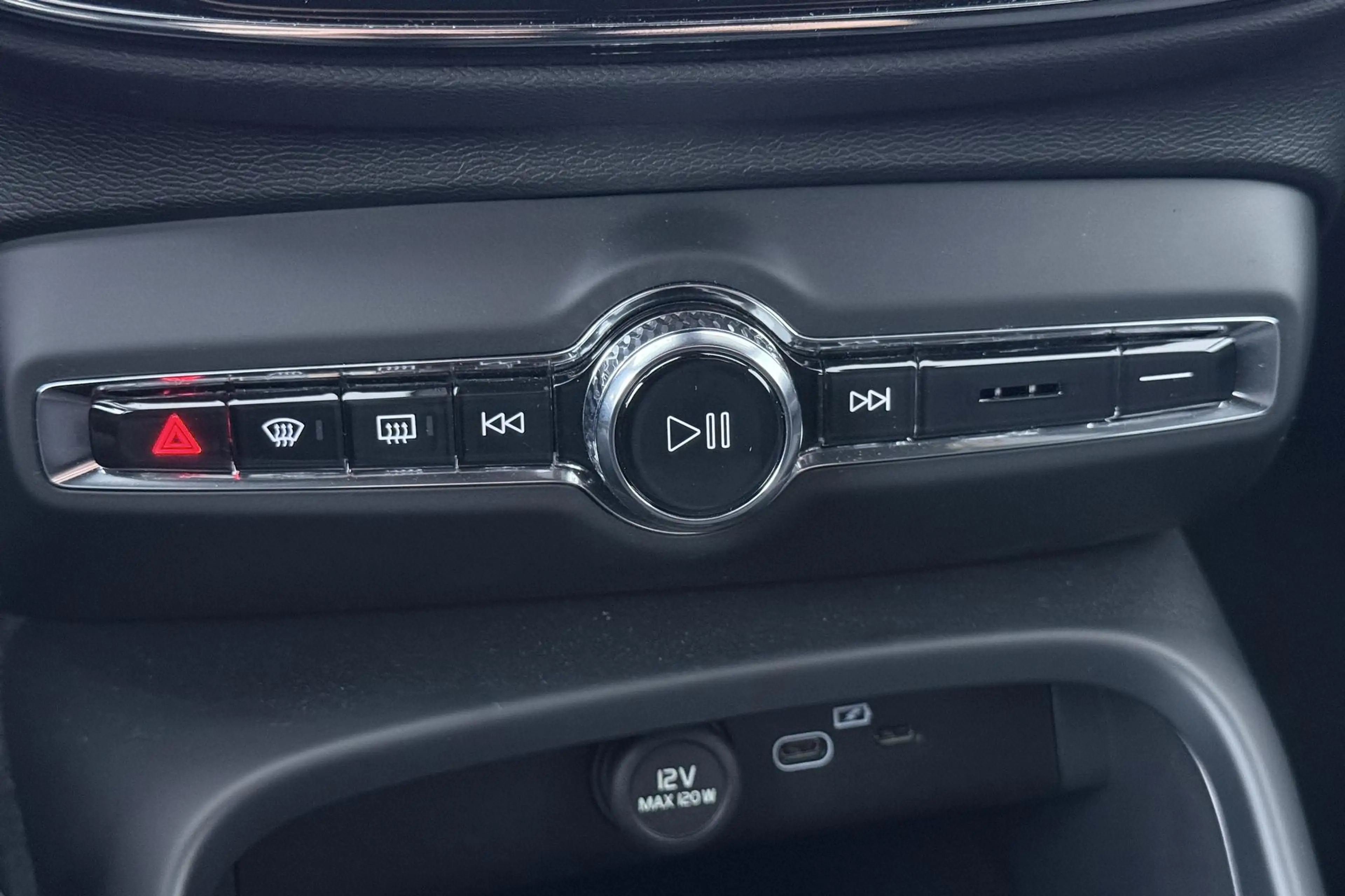 Volvo EX40 Single Motor Extended Range Plus 82 kWh | Harman/K — photo 33