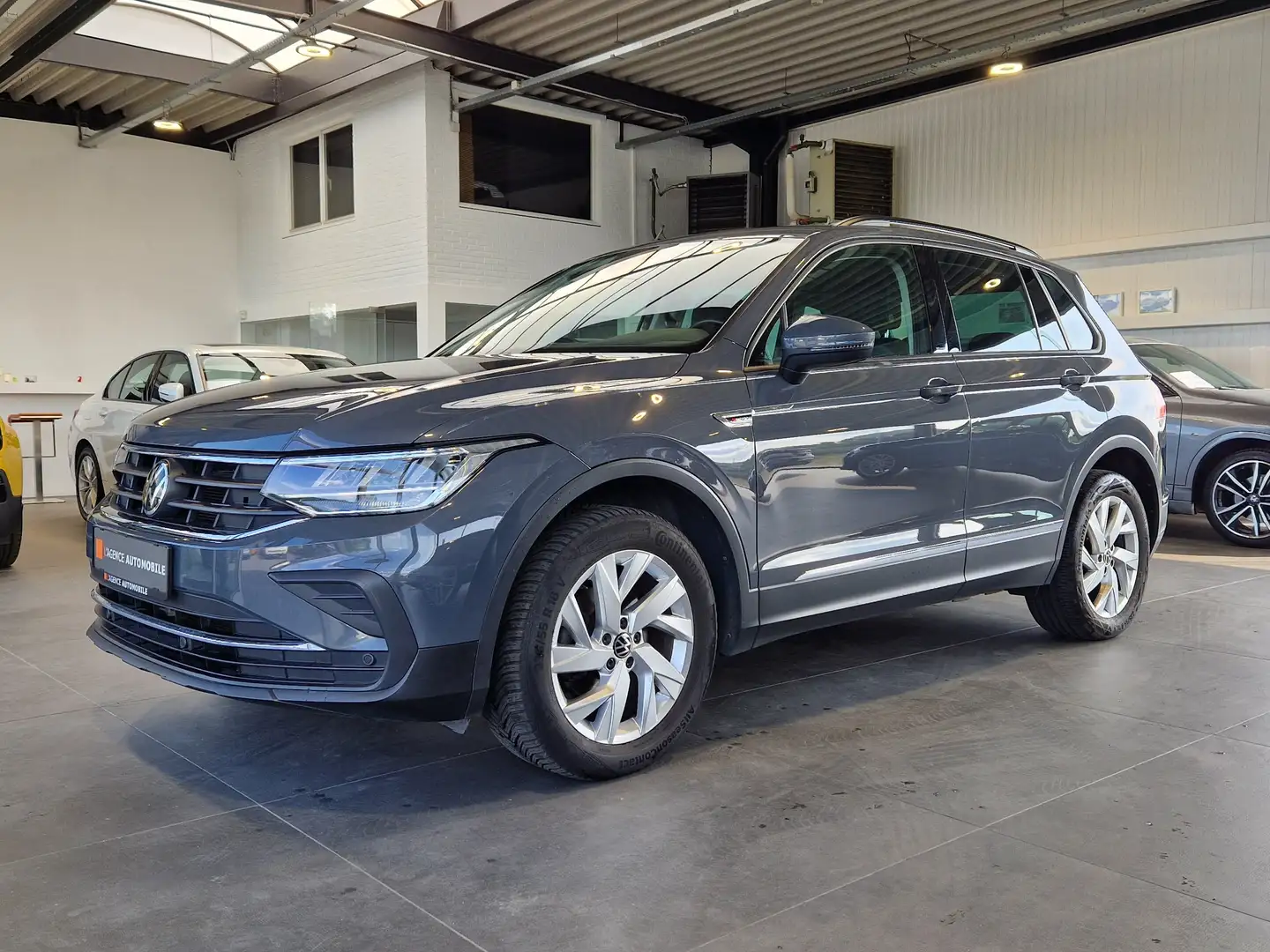 Volkswagen Tiguan 2.0 TDi SCR 4Motion  DSG - Garantie 12M Grijs - 2