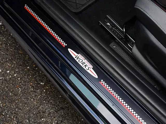 Mini Convertible view 9