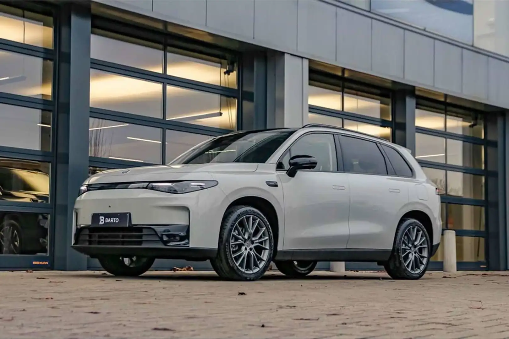 Leapmotor C10 REEV | Design | 215 PK | 360° | Navi | Zetelver... Beige - 2