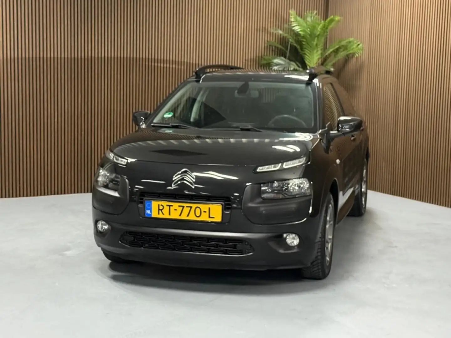 Citroen C4 Cactus 1.2 PureTech Shine 2018 Zwart - 2
