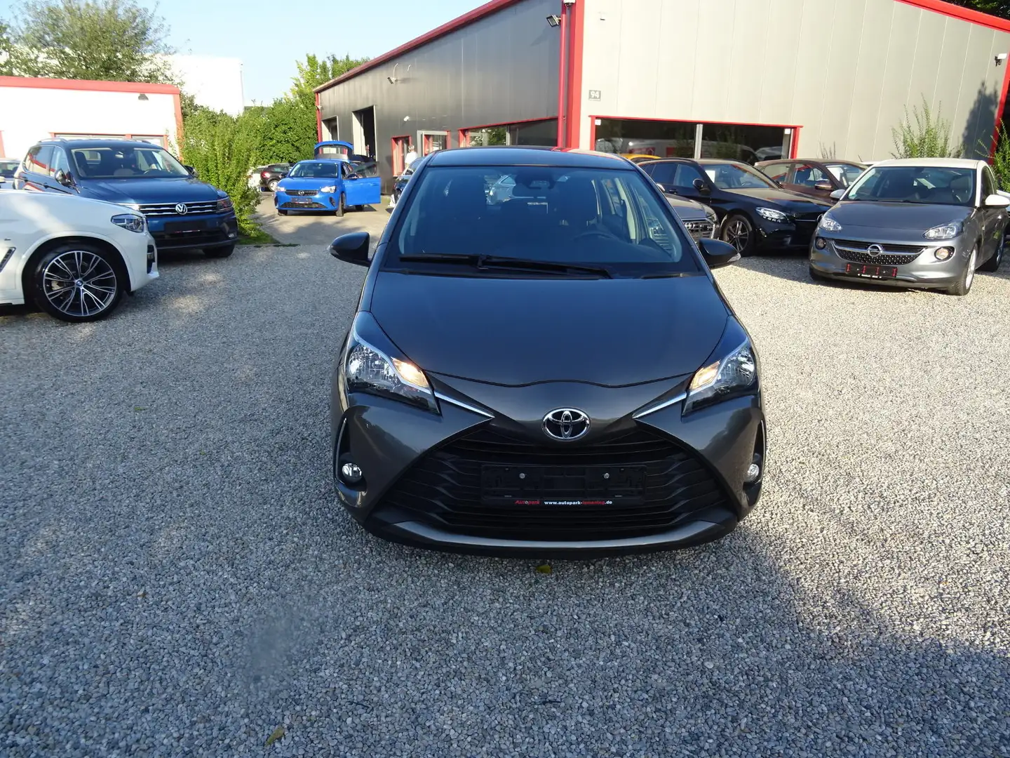 Toyota Yaris (XP13) Basis Gris - 2