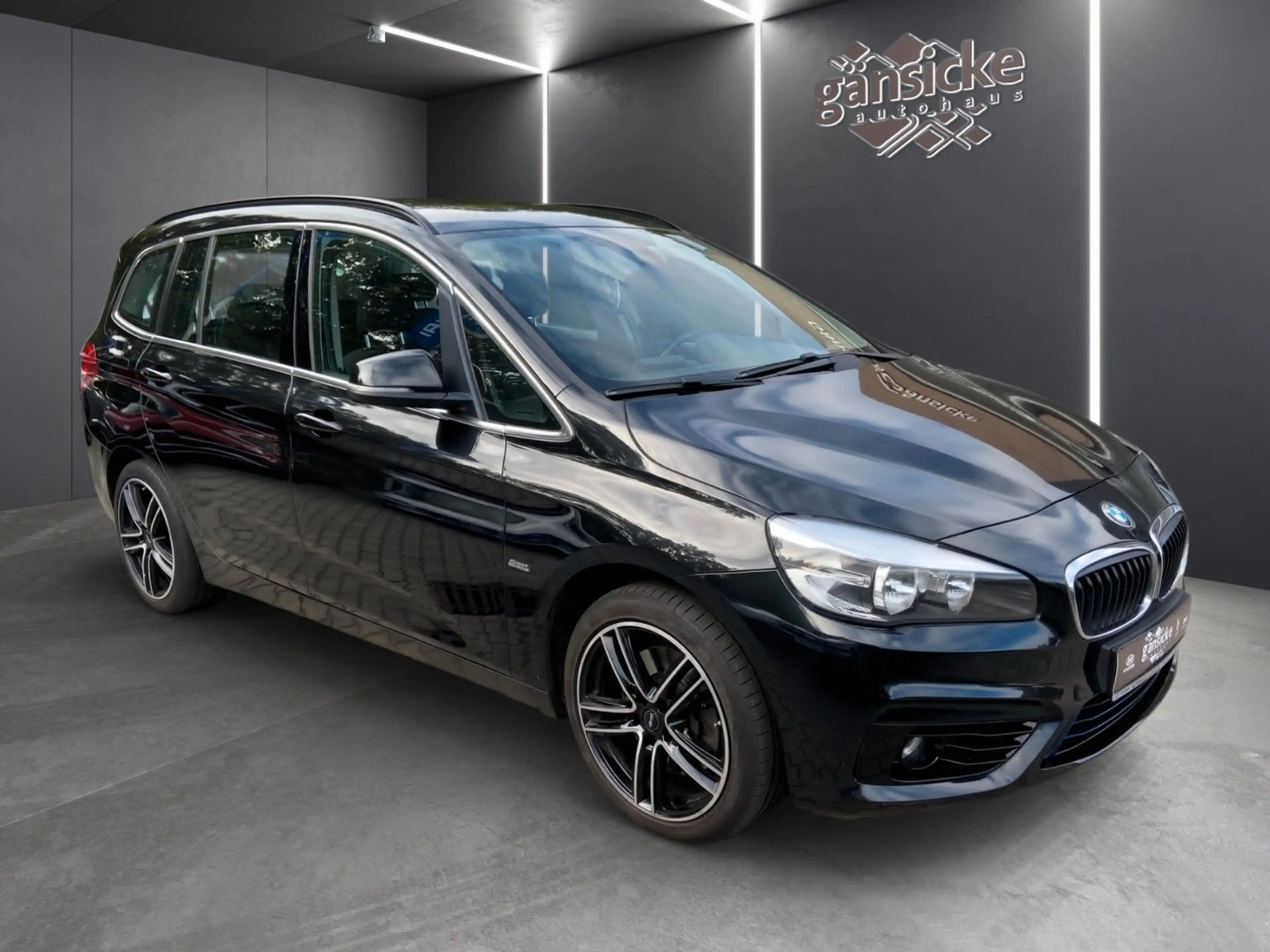 BMW 220 220i Sport Line — photo 2