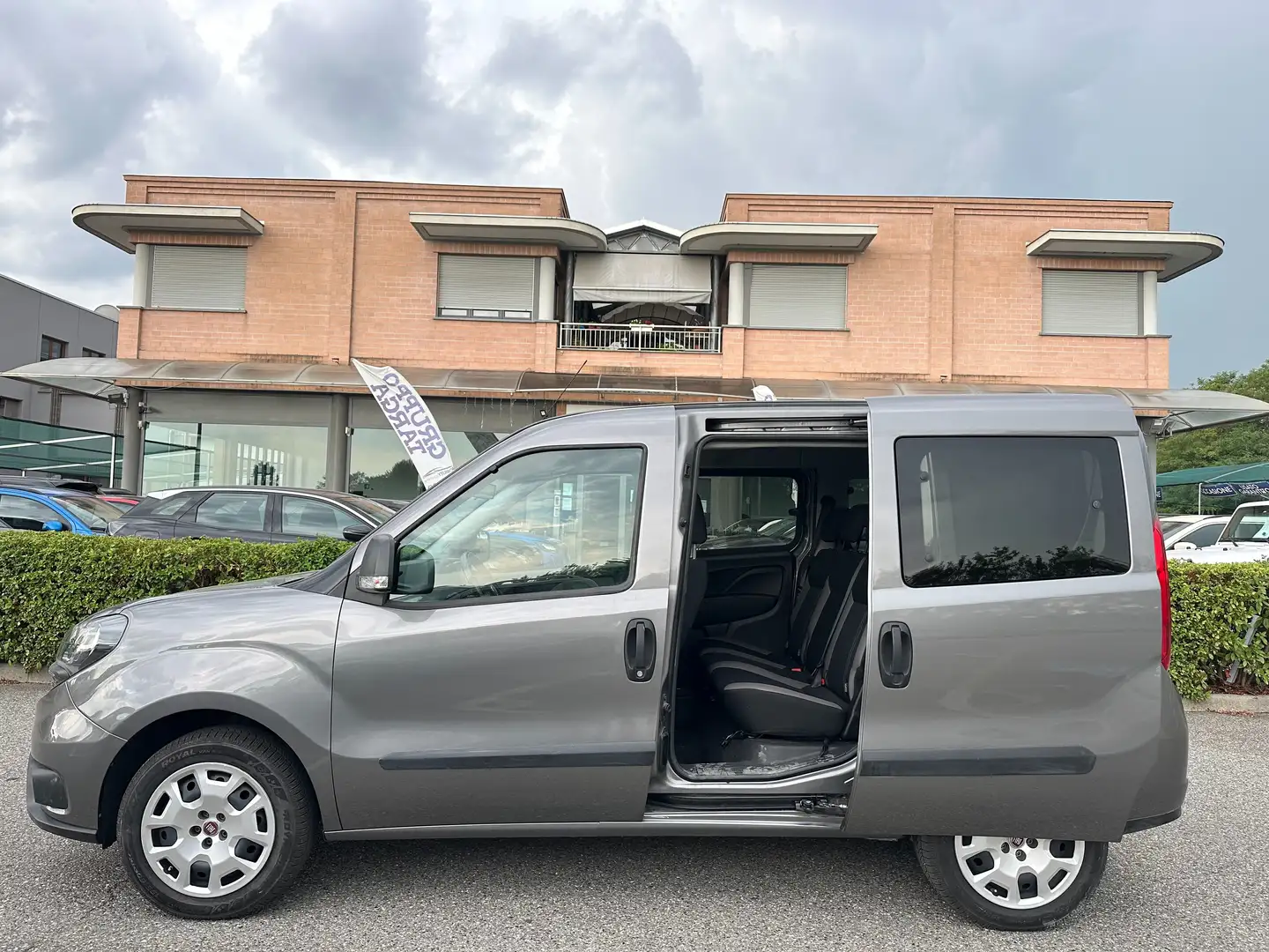 Fiat Doblo Doblo II 1.4 16v natural power Easy 120cv 7 POSTI Grigio - 2
