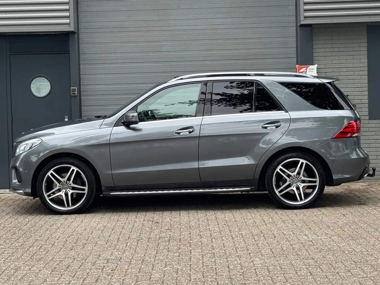 Mercedes-Benz GLE 350 d 4MATIC AMG Sport Edition Grijs - 2