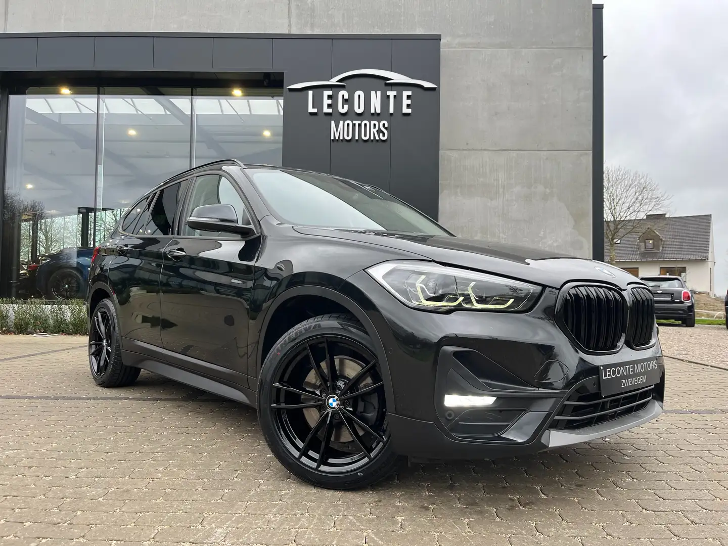 BMW X1 1.5iA xDrive25e Hybrid LED/Leder/Carplay/CAM/HUD.. Zwart - 1