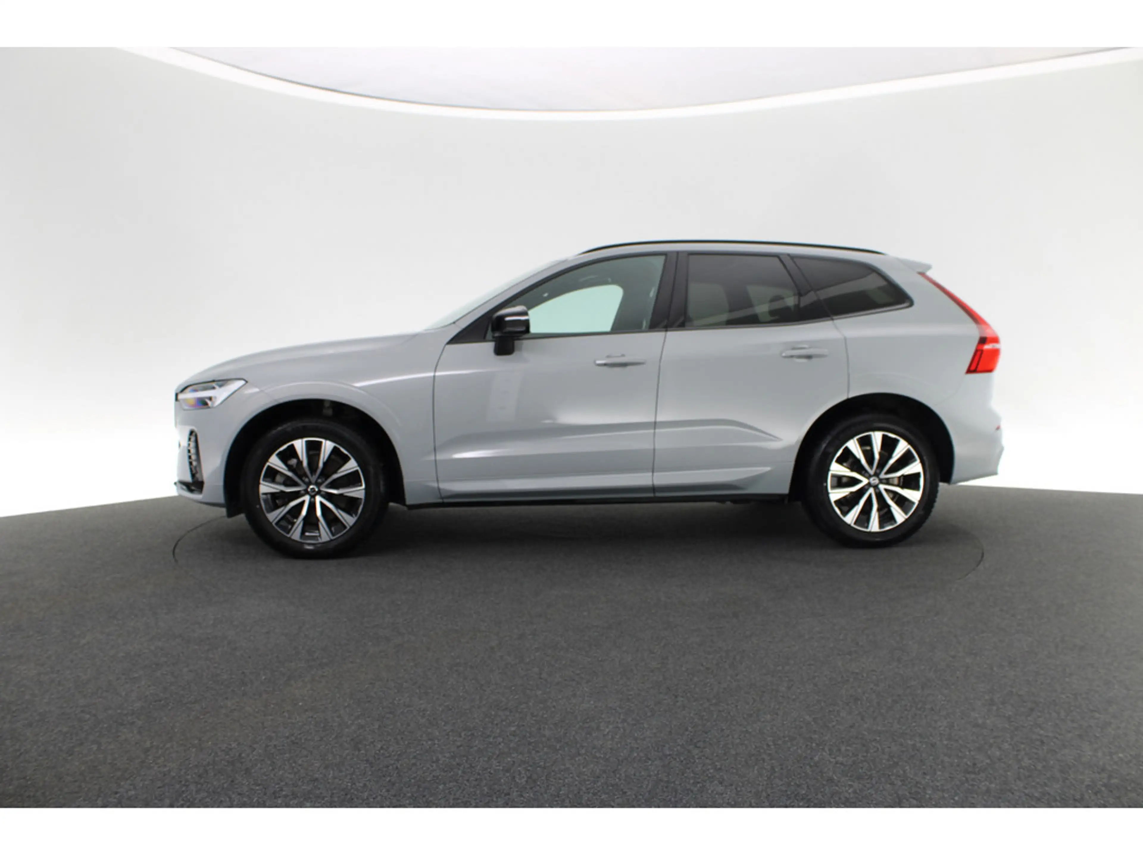 Volvo XC60 B4 Plus Dark 2WD — photo 2