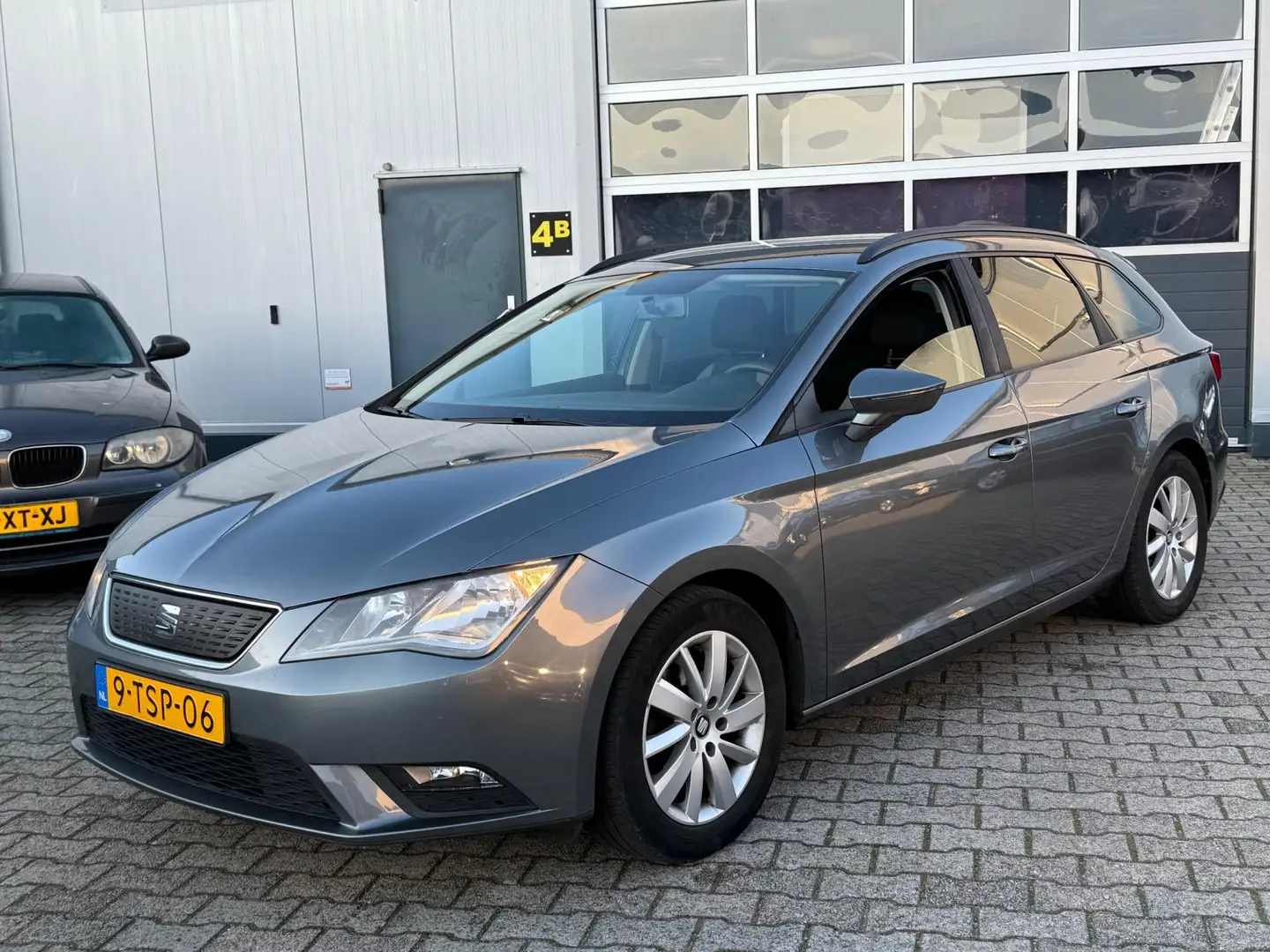 SEAT Leon ST 1.6 TDI Reference Eco 2014 Navi Trekhaak Grau - 1