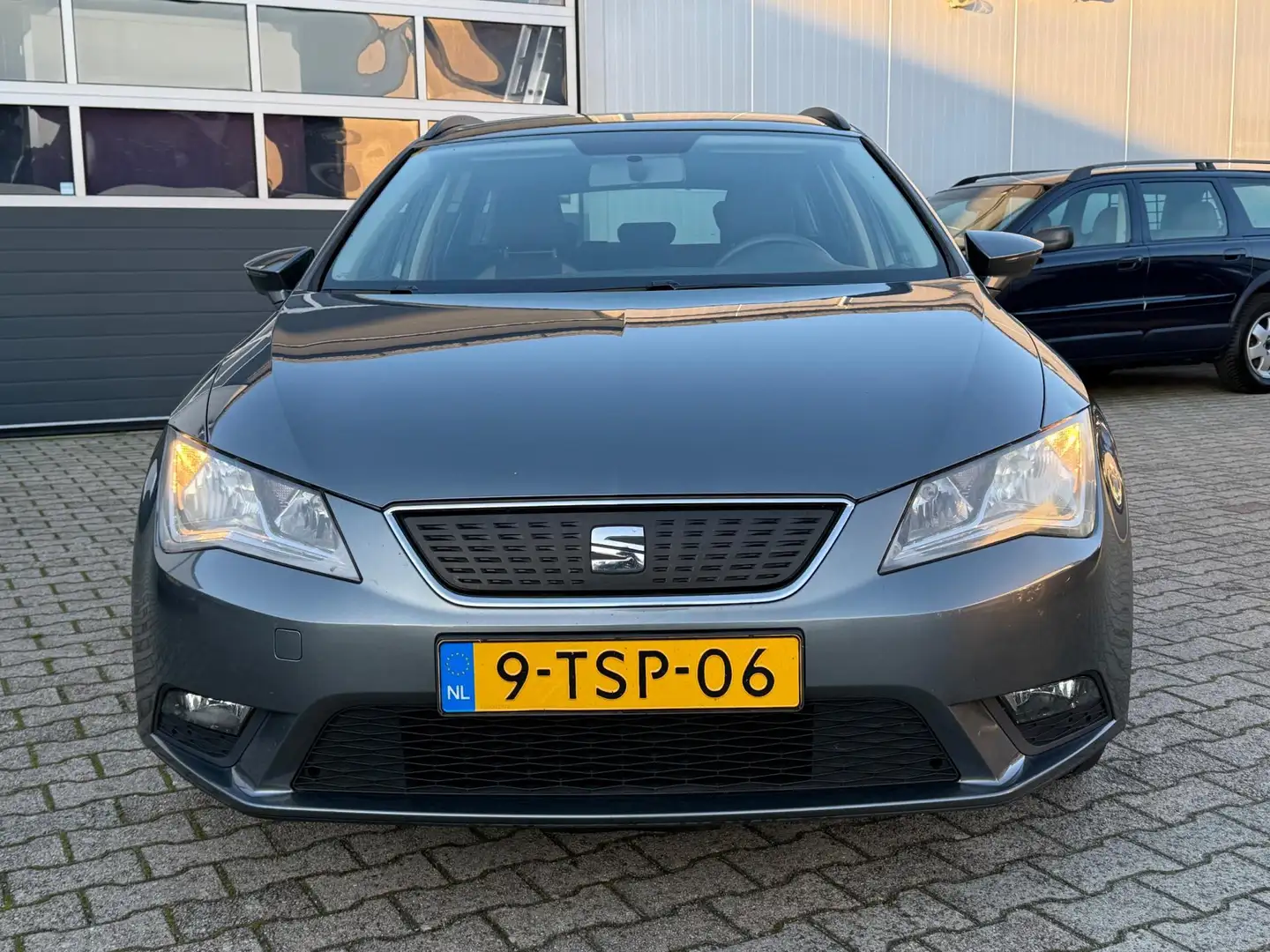 SEAT Leon ST 1.6 TDI Reference Eco 2014 Navi Trekhaak Grau - 2