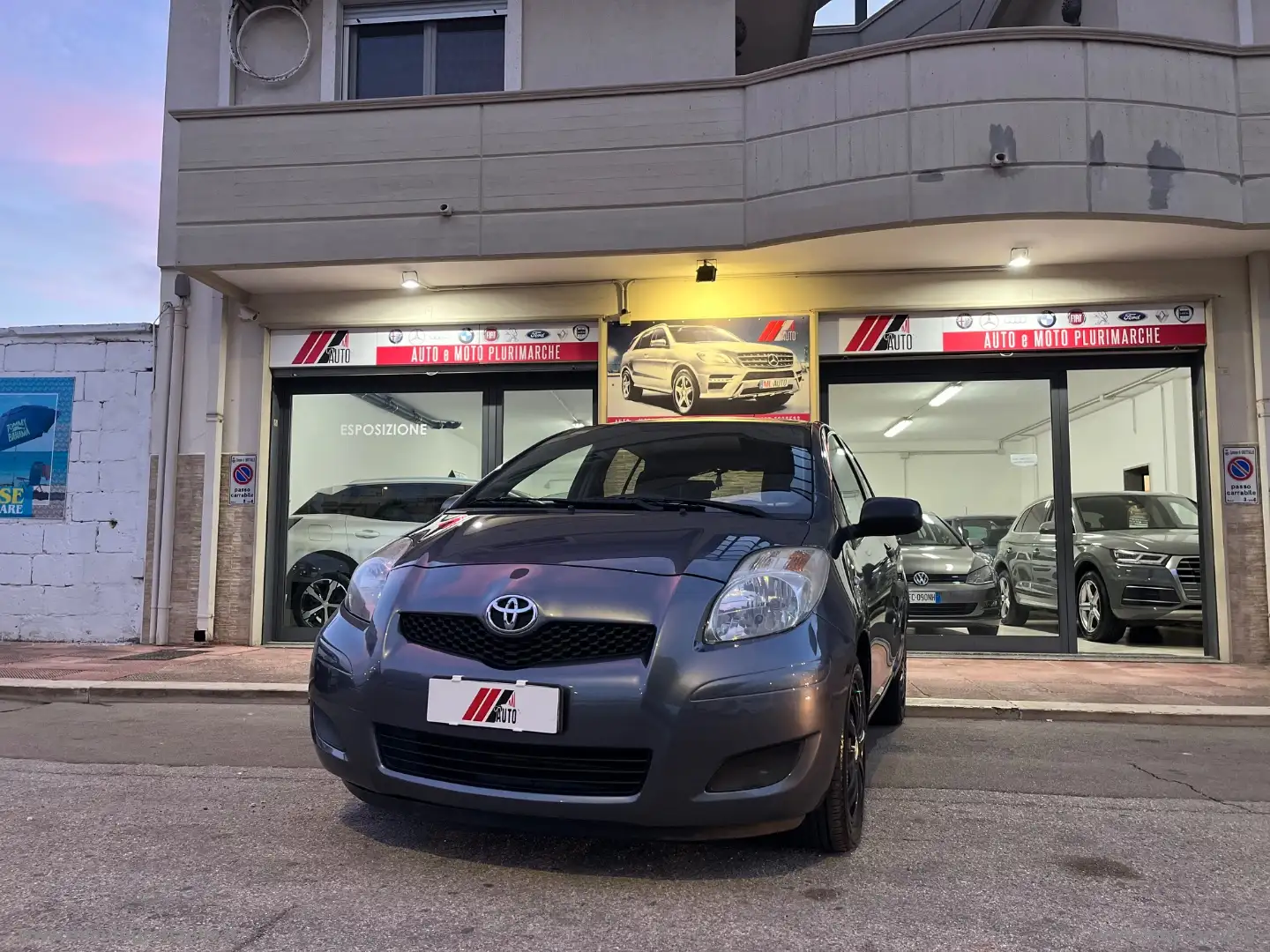 Toyota Yaris 1.0 5p. Luxury pack Grigio - 2