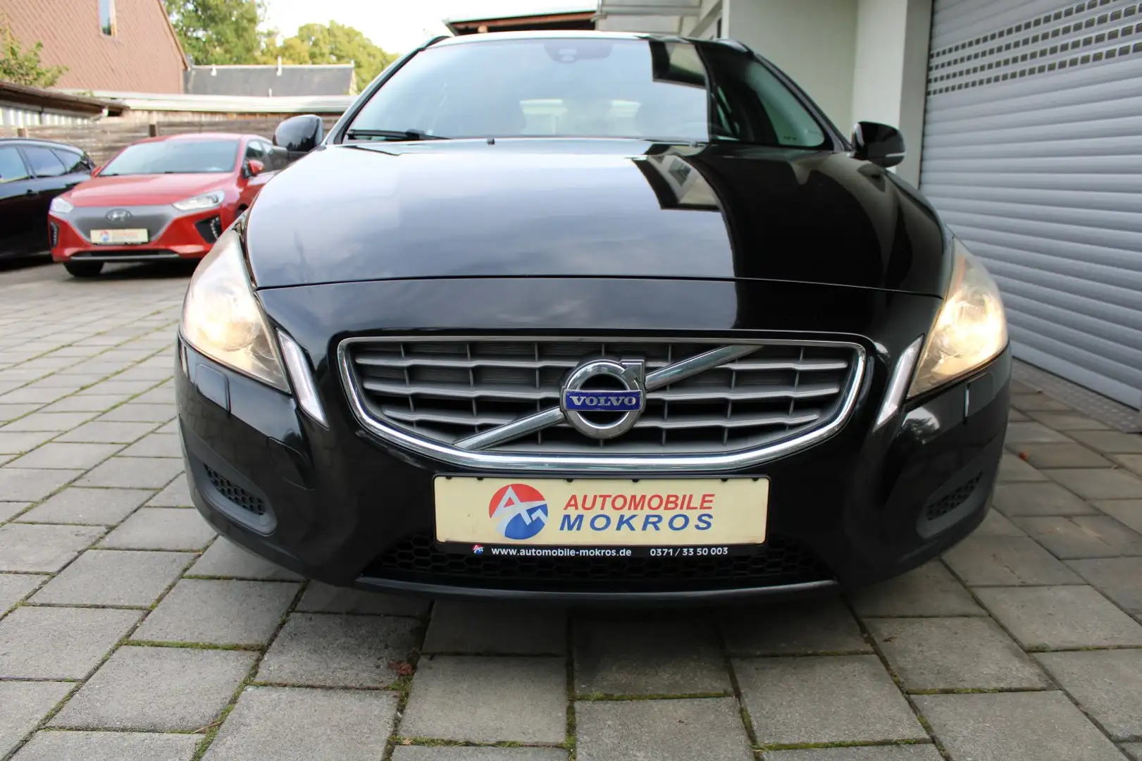 Volvo V60 DRIVe Momentum Navigation Sitzhzg PDC Klimaautomat Schwarz - 2